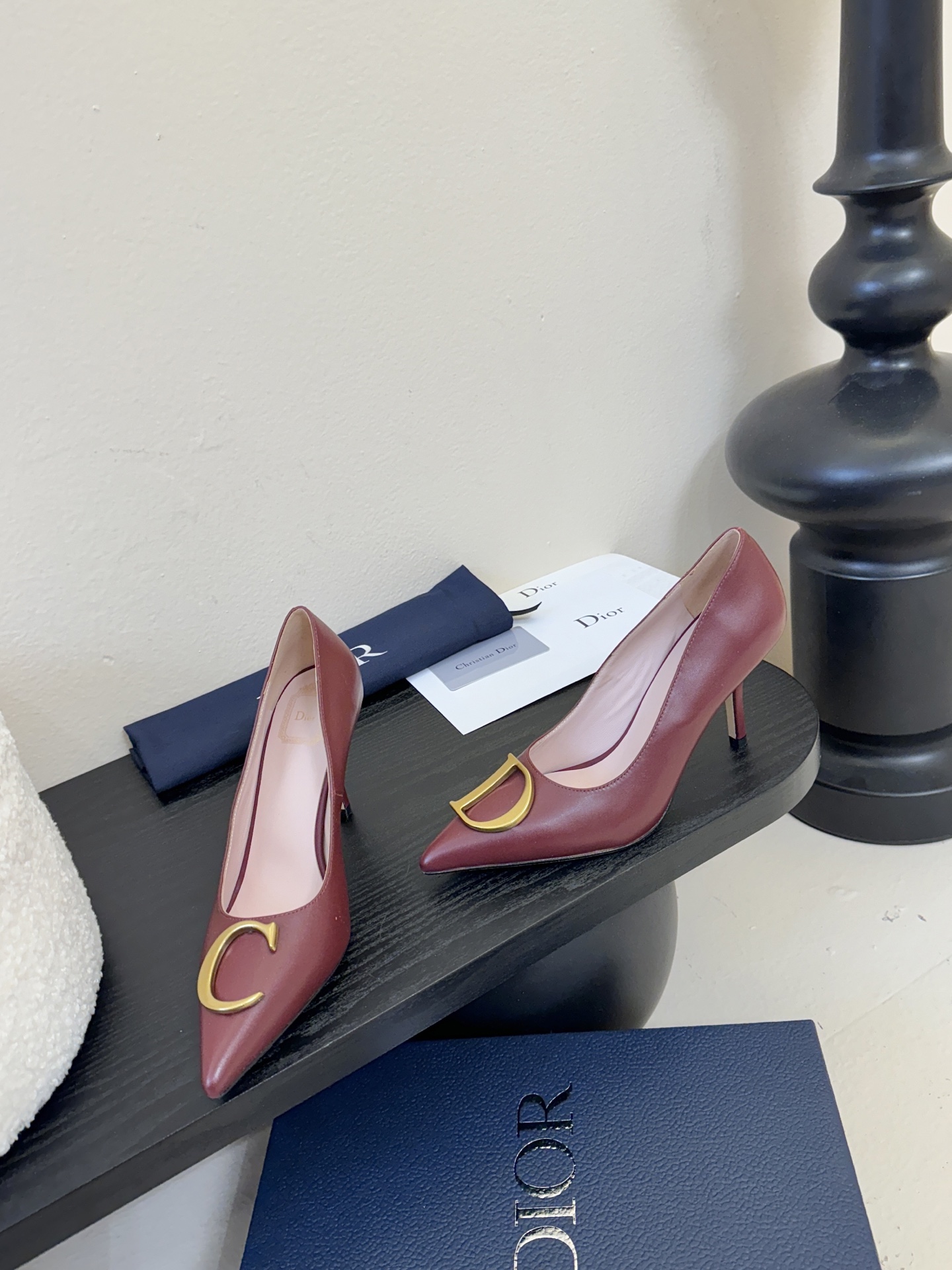 Dior/迪奥25WF新品CD金属扣尖头 高跟鞋单鞋这款鞋以利落廓形重塑女性力量美学鞋跟高度拿捏得宜 既