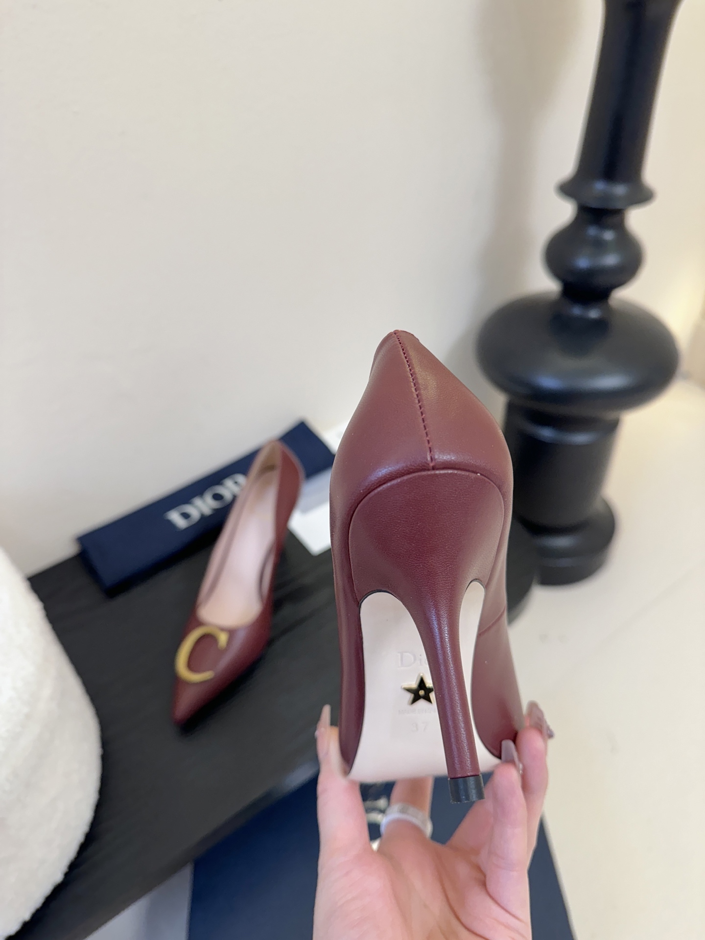 Dior/迪奥25WF新品CD金属扣尖头 高跟鞋单鞋这款鞋以利落廓形重塑女性力量美学鞋跟高度拿捏得宜 既