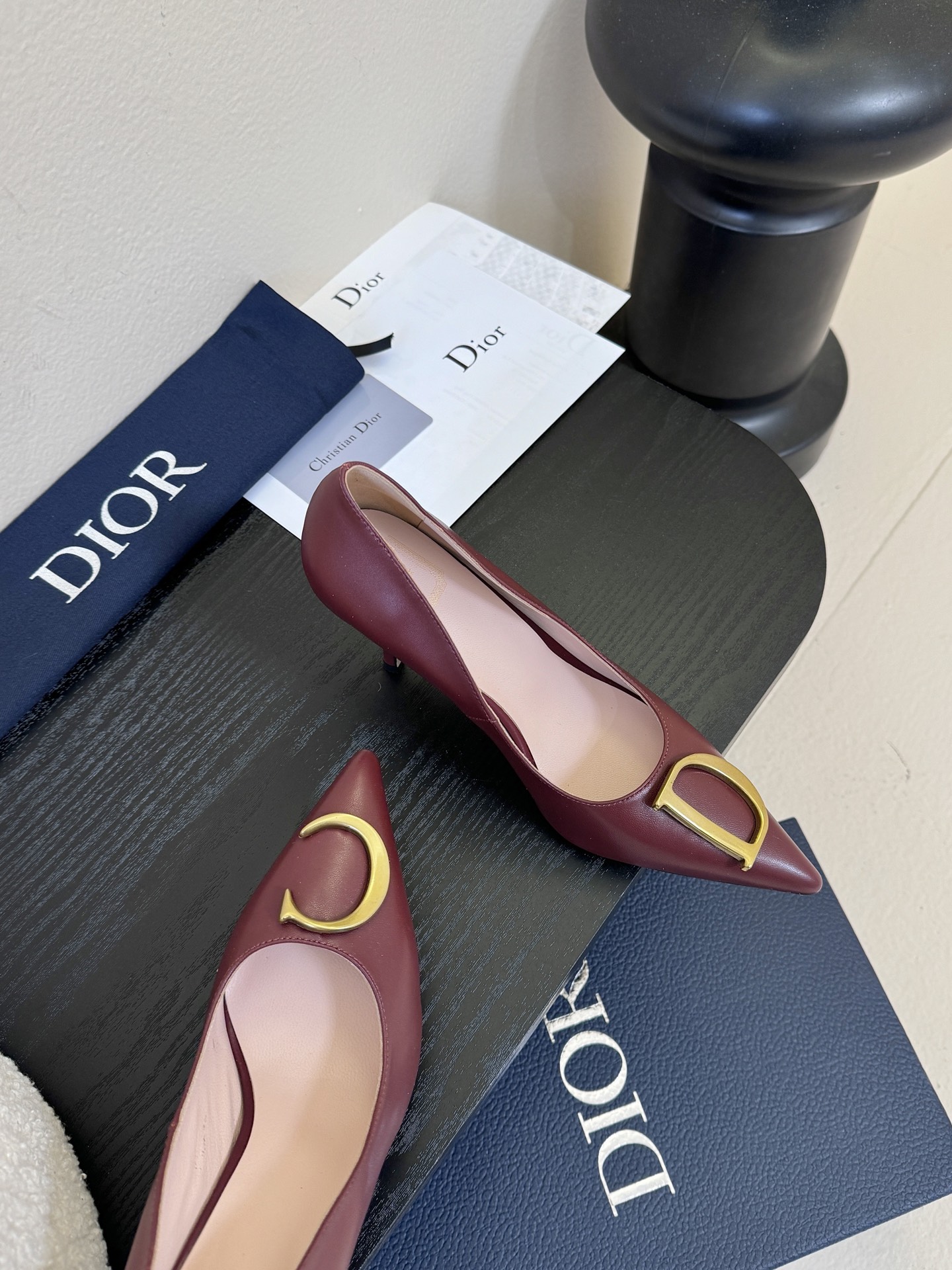 Dior/迪奥25WF新品CD金属扣尖头 高跟鞋单鞋这款鞋以利落廓形重塑女性力量美学鞋跟高度拿捏得宜 既