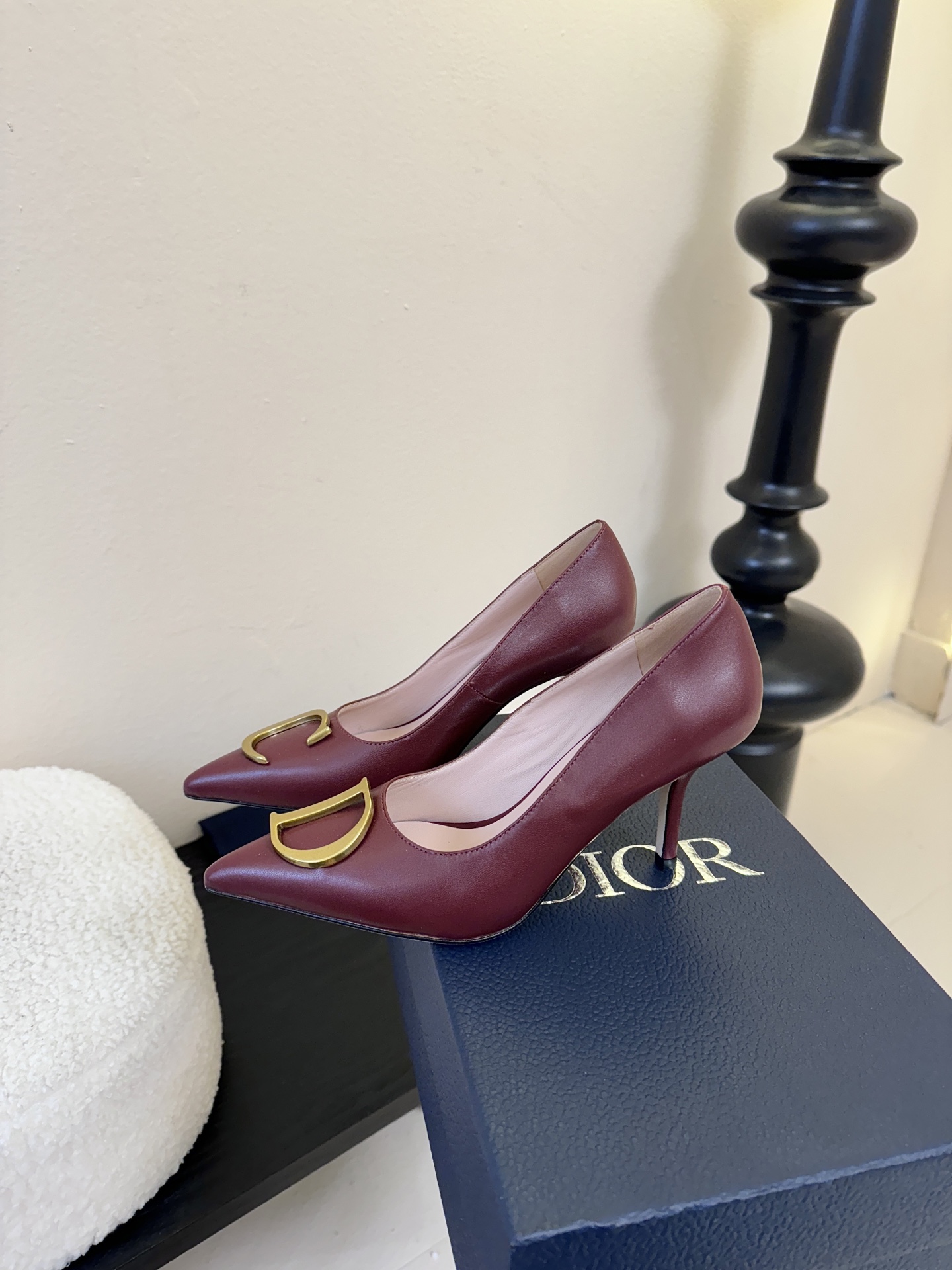 Dior/迪奥25WF新品CD金属扣尖头 高跟鞋单鞋这款鞋以利落廓形重塑女性力量美学鞋跟高度拿捏得宜 既