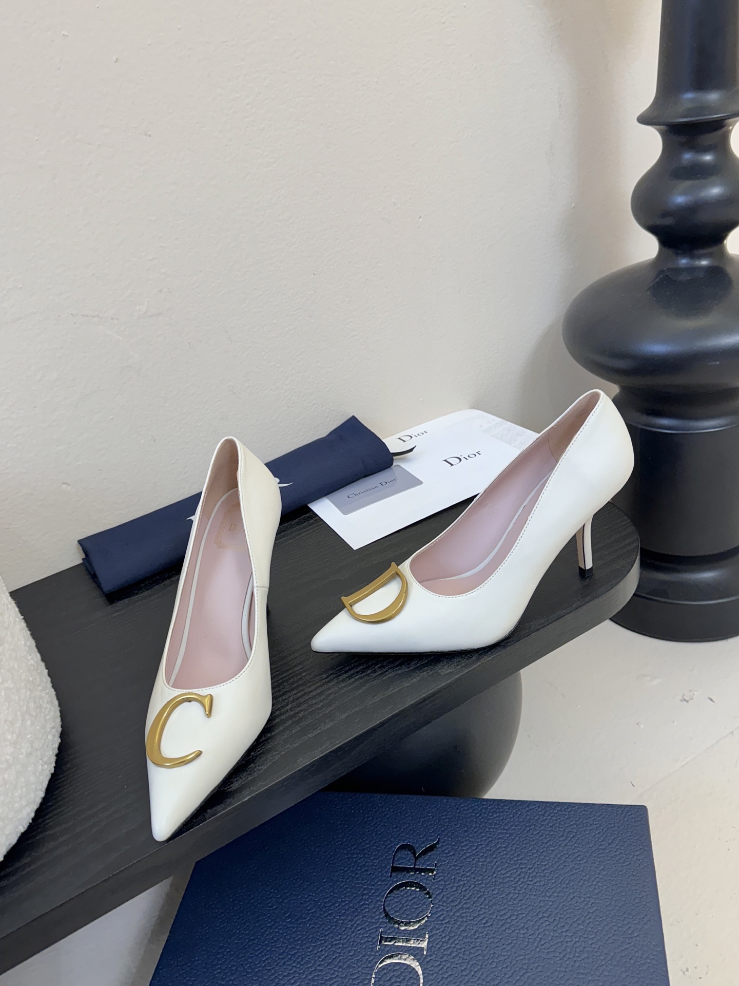 Dior/迪奥25WF新品CD金属扣尖头 高跟鞋单鞋这款鞋以利落廓形重塑女性力量美学鞋跟高度拿捏得宜 既