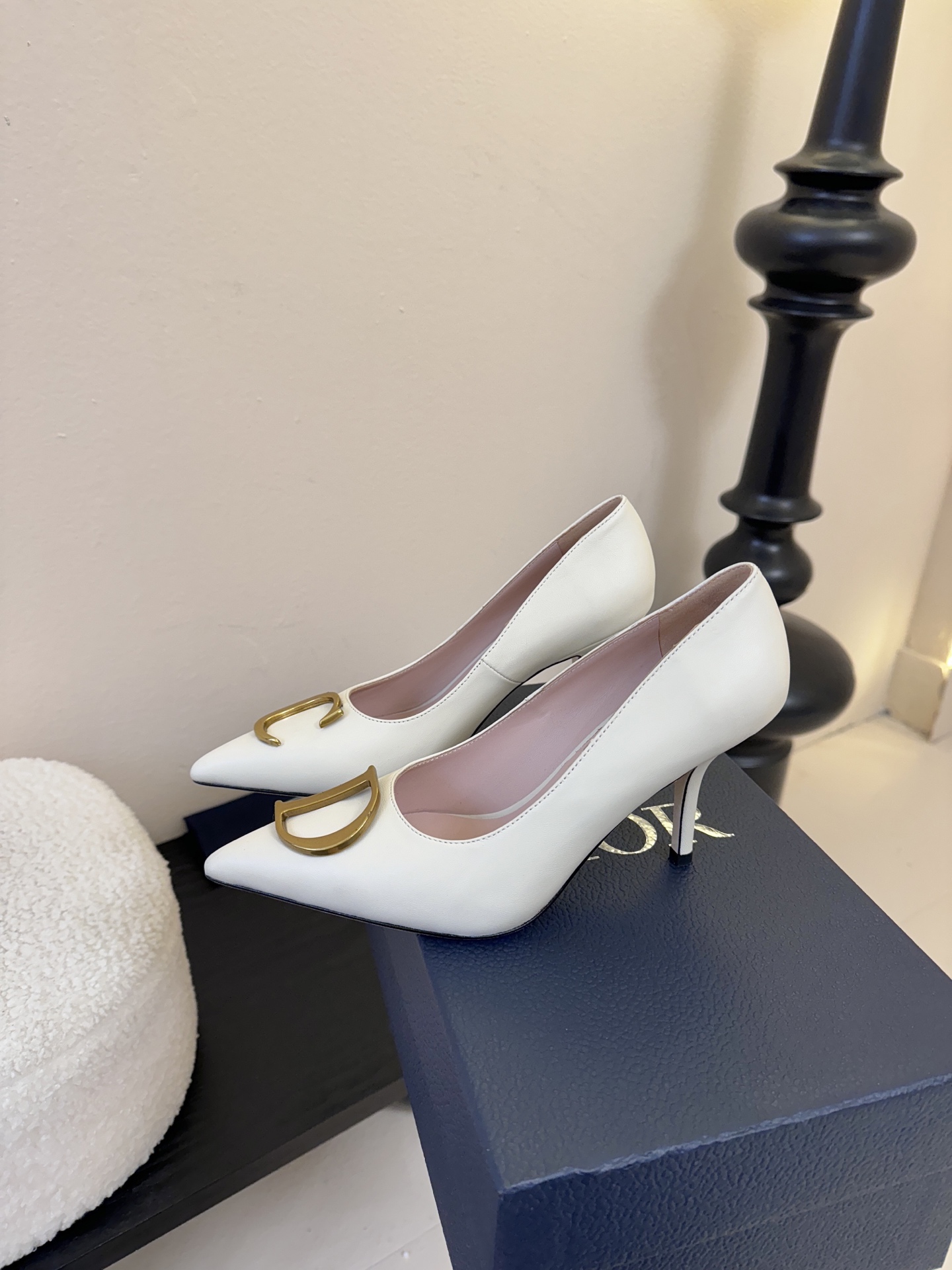 Dior/迪奥25WF新品CD金属扣尖头 高跟鞋单鞋这款鞋以利落廓形重塑女性力量美学鞋跟高度拿捏得宜 既