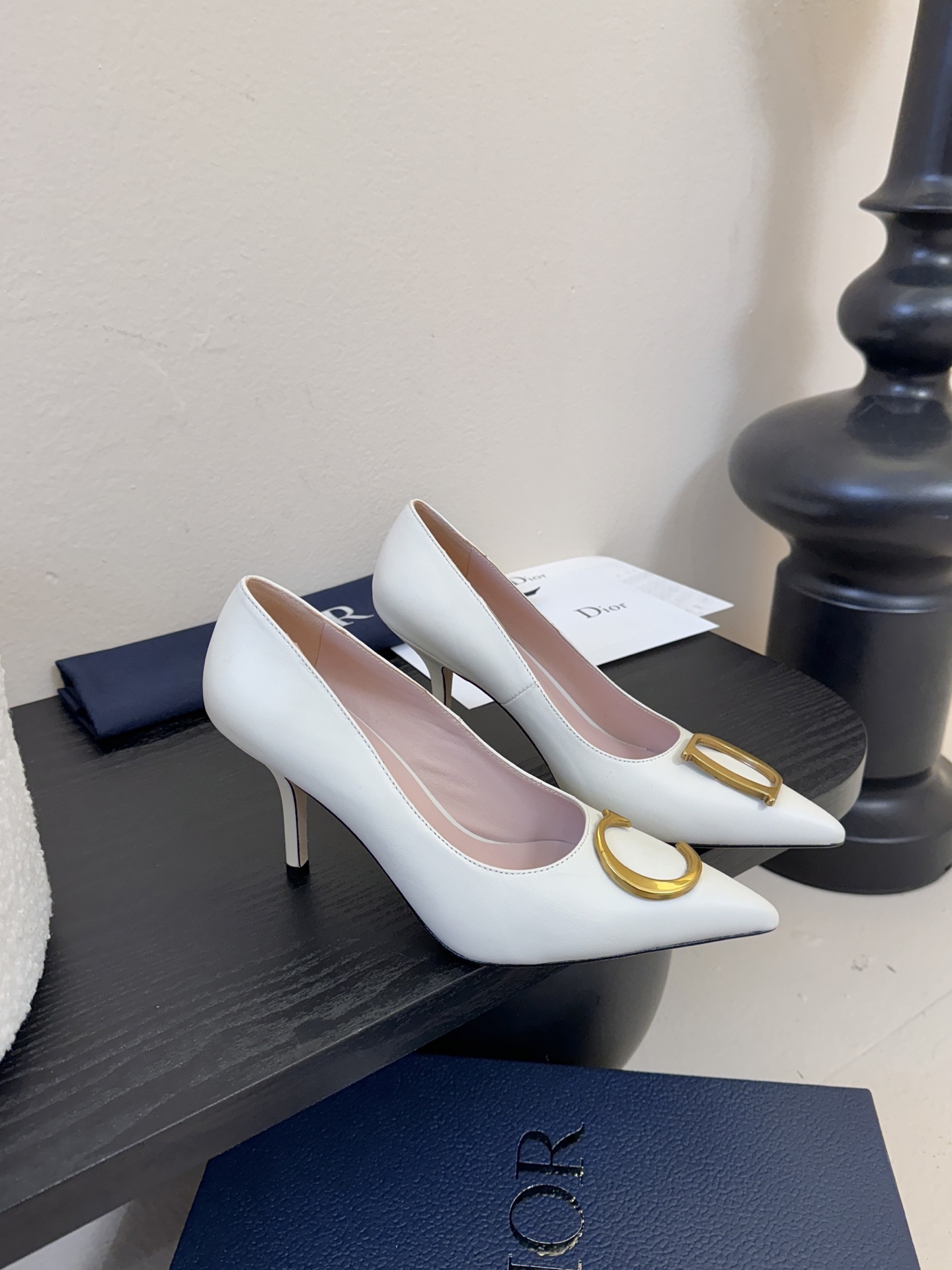 Dior/迪奥25WF新品CD金属扣尖头 高跟鞋单鞋这款鞋以利落廓形重塑女性力量美学鞋跟高度拿捏得宜 既