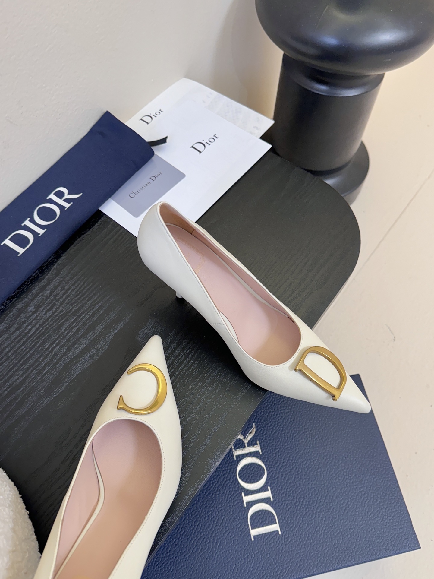 Dior/迪奥25WF新品CD金属扣尖头 高跟鞋单鞋这款鞋以利落廓形重塑女性力量美学鞋跟高度拿捏得宜 既
