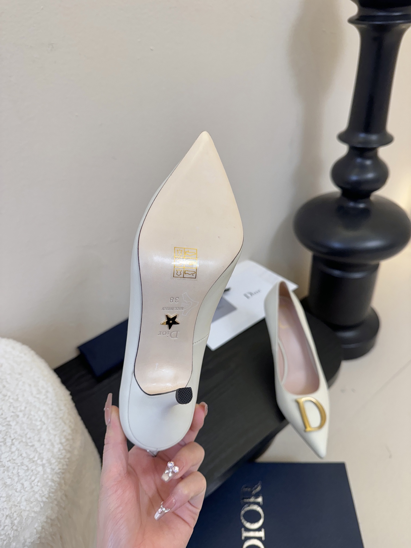 Dior/迪奥25WF新品CD金属扣尖头 高跟鞋单鞋这款鞋以利落廓形重塑女性力量美学鞋跟高度拿捏得宜 既