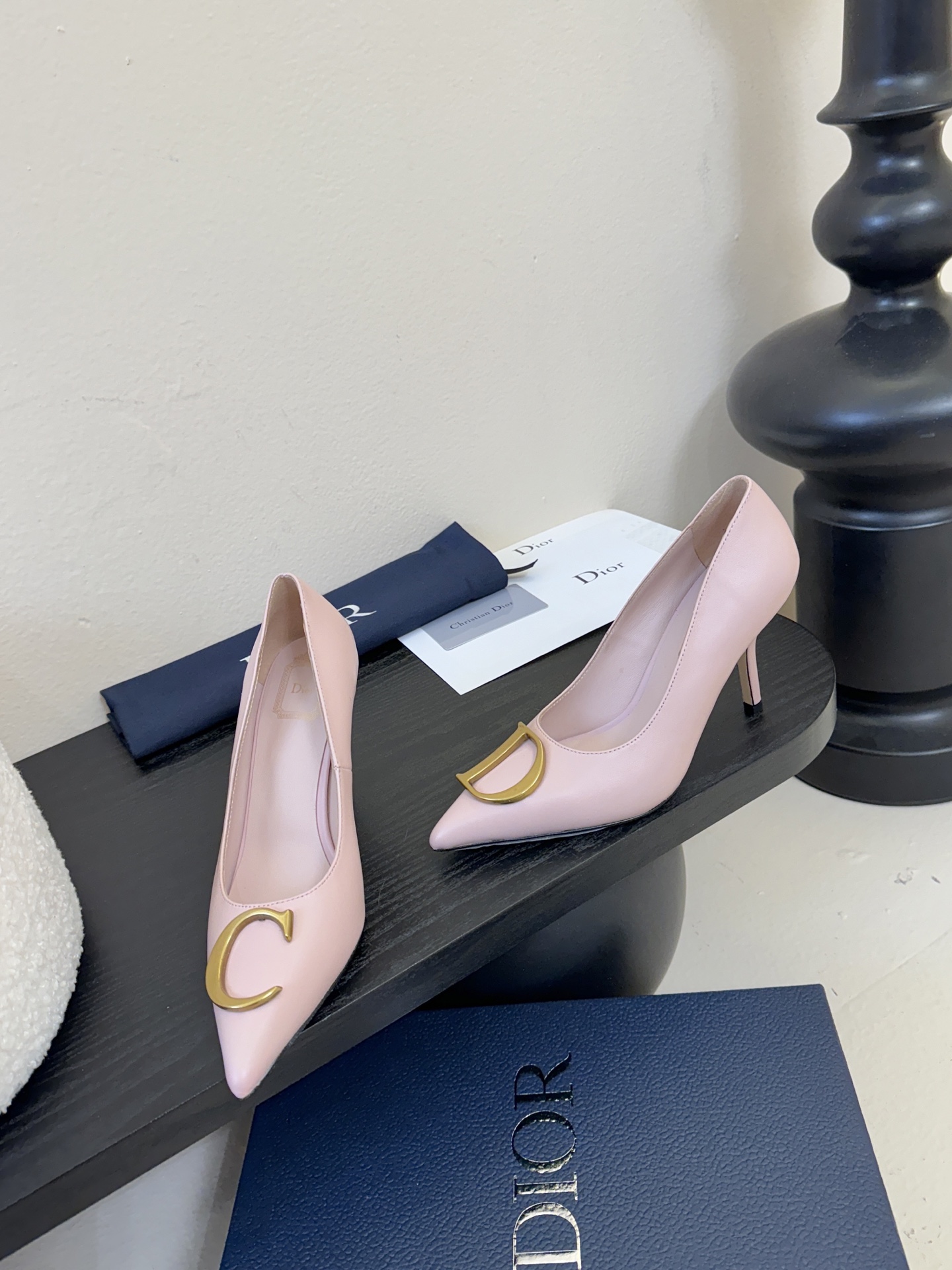 Dior/迪奥25WF新品CD金属扣尖头 高跟鞋单鞋这款鞋以利落廓形重塑女性力量美学鞋跟高度拿捏得宜 既