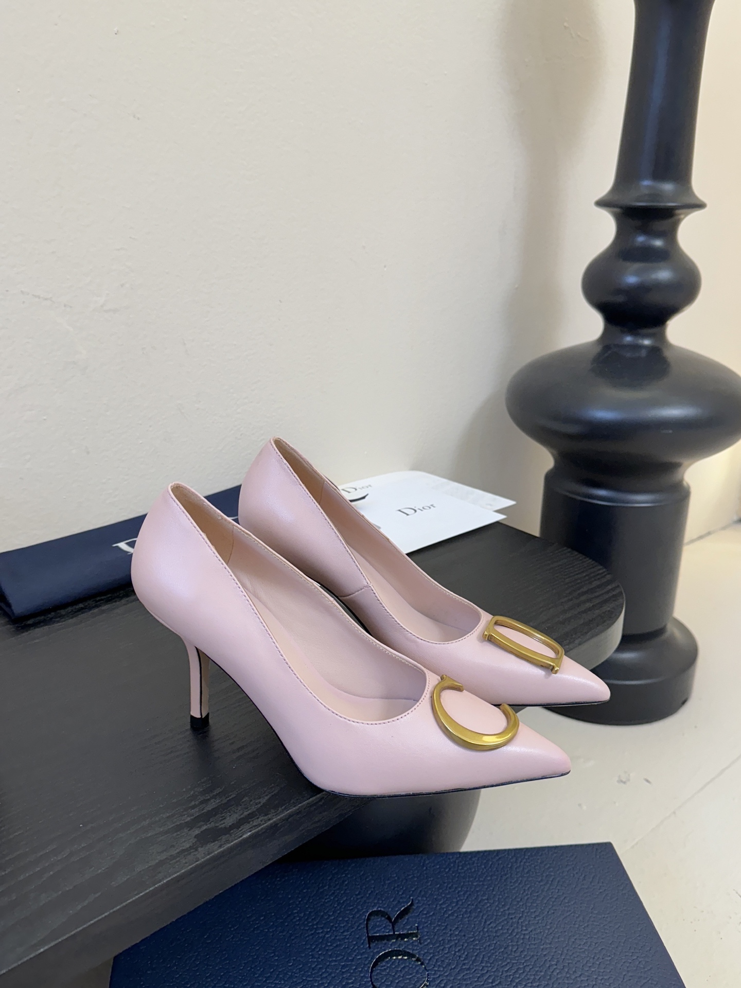 Dior/迪奥25WF新品CD金属扣尖头 高跟鞋单鞋这款鞋以利落廓形重塑女性力量美学鞋跟高度拿捏得宜 既