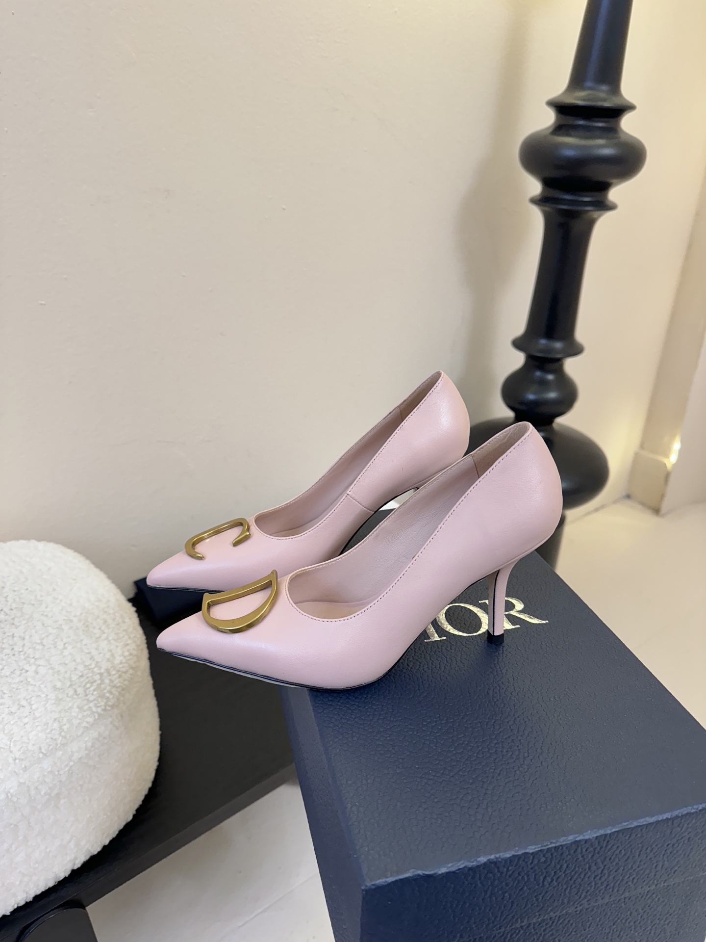 Dior/迪奥25WF新品CD金属扣尖头 高跟鞋单鞋这款鞋以利落廓形重塑女性力量美学鞋跟高度拿捏得宜 既