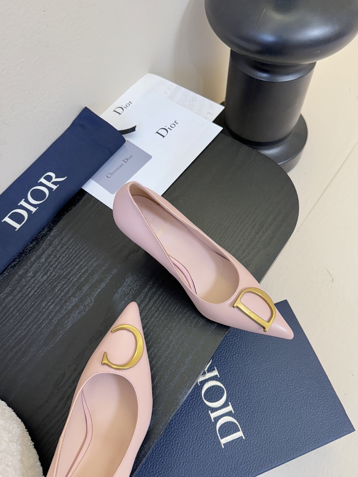 Dior/迪奥25WF新品CD金属扣尖头 高跟鞋单鞋这款鞋以利落廓形重塑女性力量美学鞋跟高度拿捏得宜 既