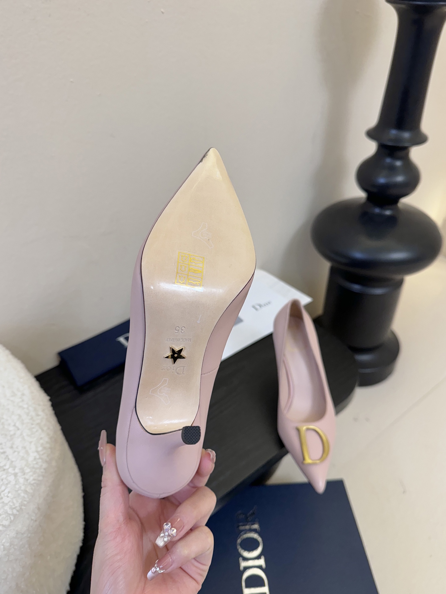 Dior/迪奥25WF新品CD金属扣尖头 高跟鞋单鞋这款鞋以利落廓形重塑女性力量美学鞋跟高度拿捏得宜 既