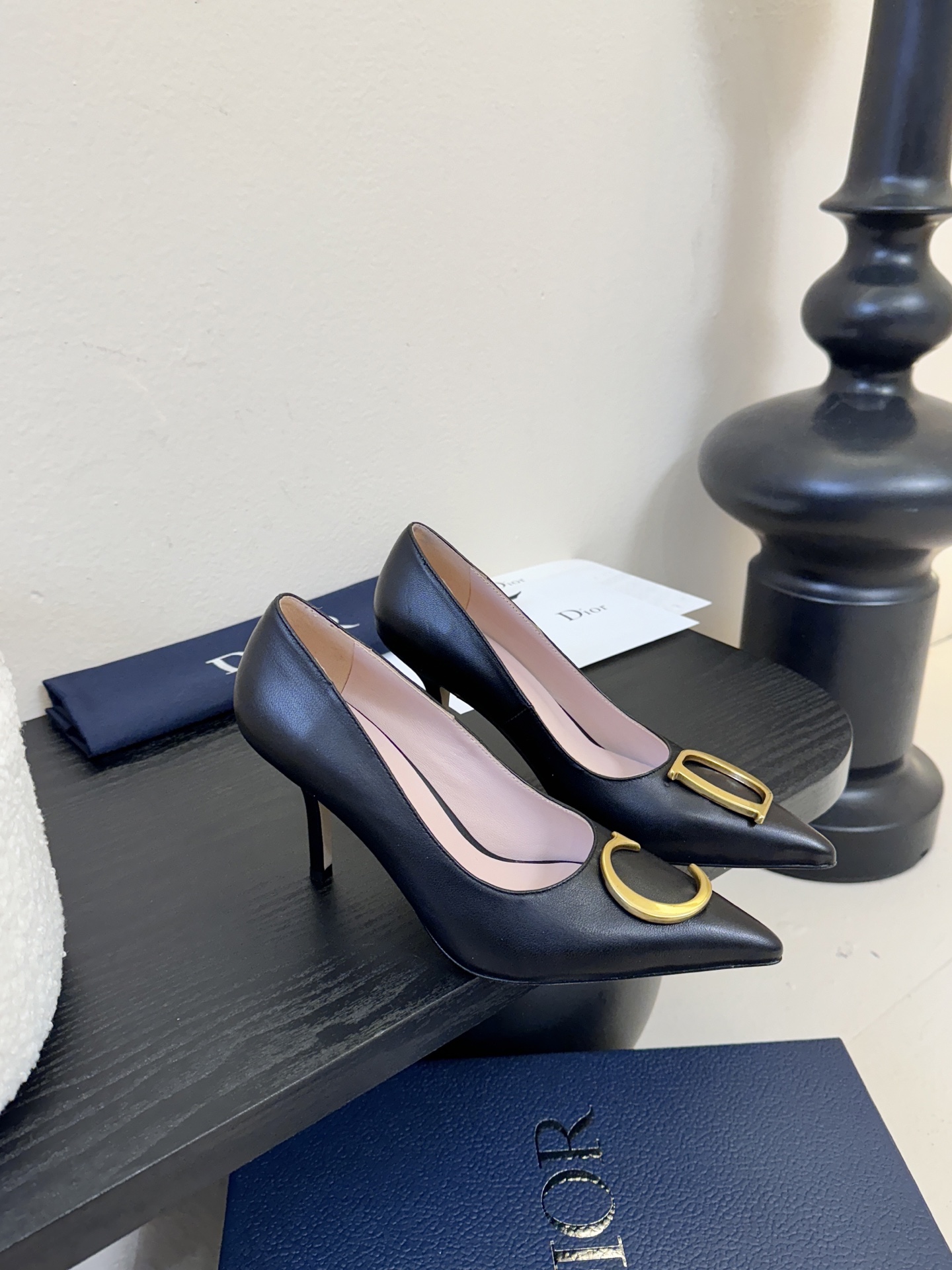 Dior/迪奥25WF新品CD金属扣尖头 高跟鞋单鞋这款鞋以利落廓形重塑女性力量美学鞋跟高度拿捏得宜 既