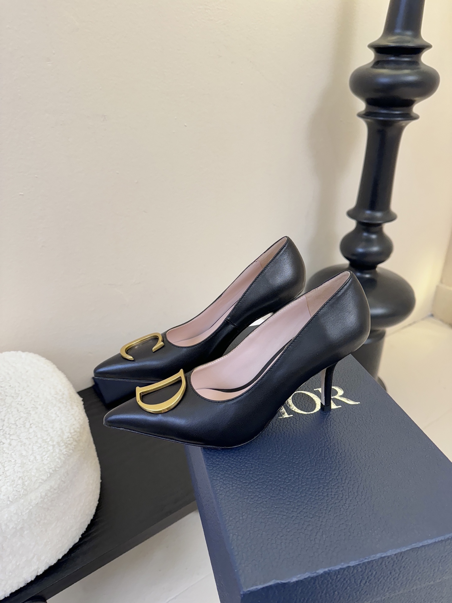 Dior/迪奥25WF新品CD金属扣尖头 高跟鞋单鞋这款鞋以利落廓形重塑女性力量美学鞋跟高度拿捏得宜 既