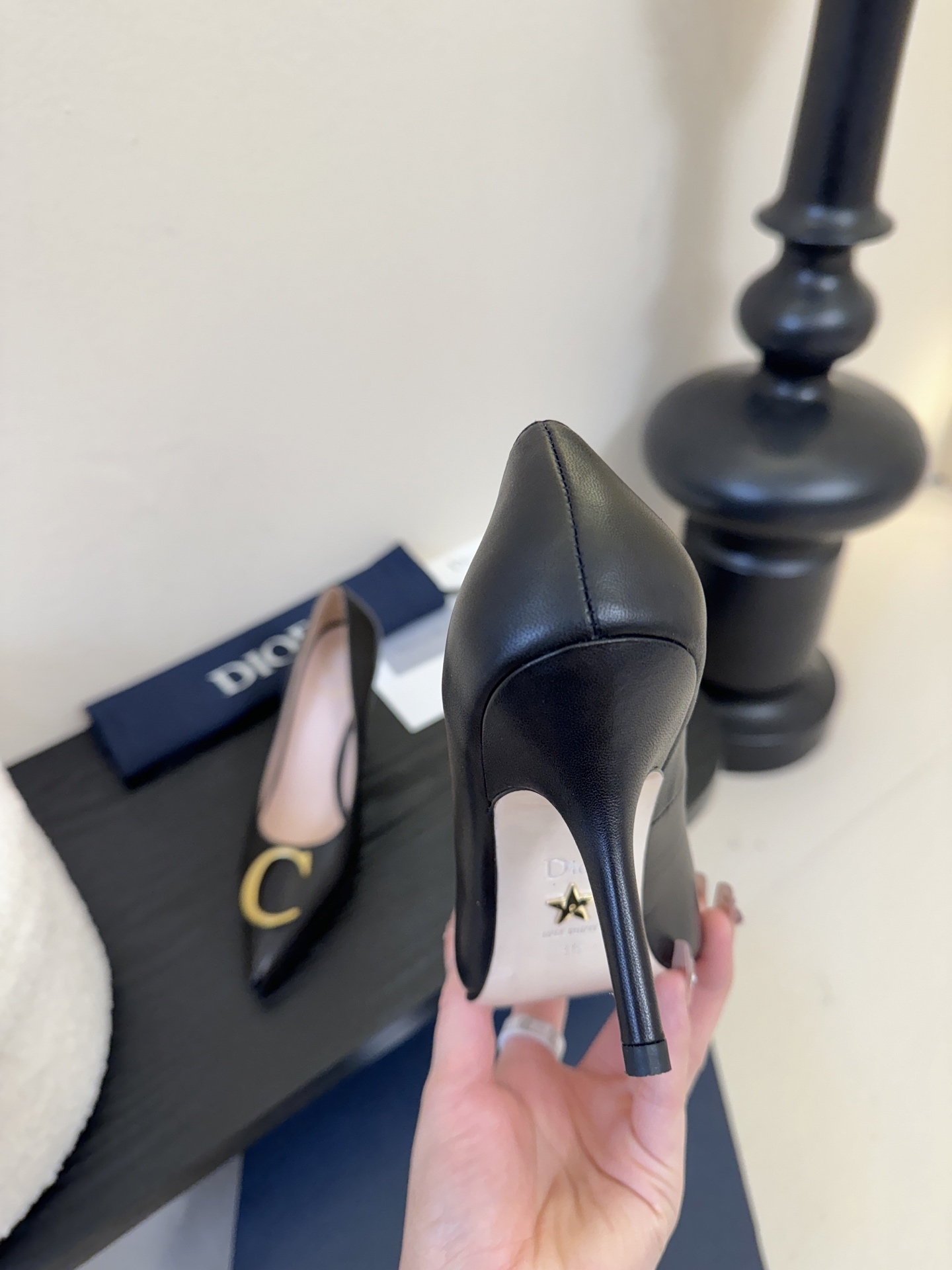 Dior/迪奥25WF新品CD金属扣尖头 高跟鞋单鞋这款鞋以利落廓形重塑女性力量美学鞋跟高度拿捏得宜 既