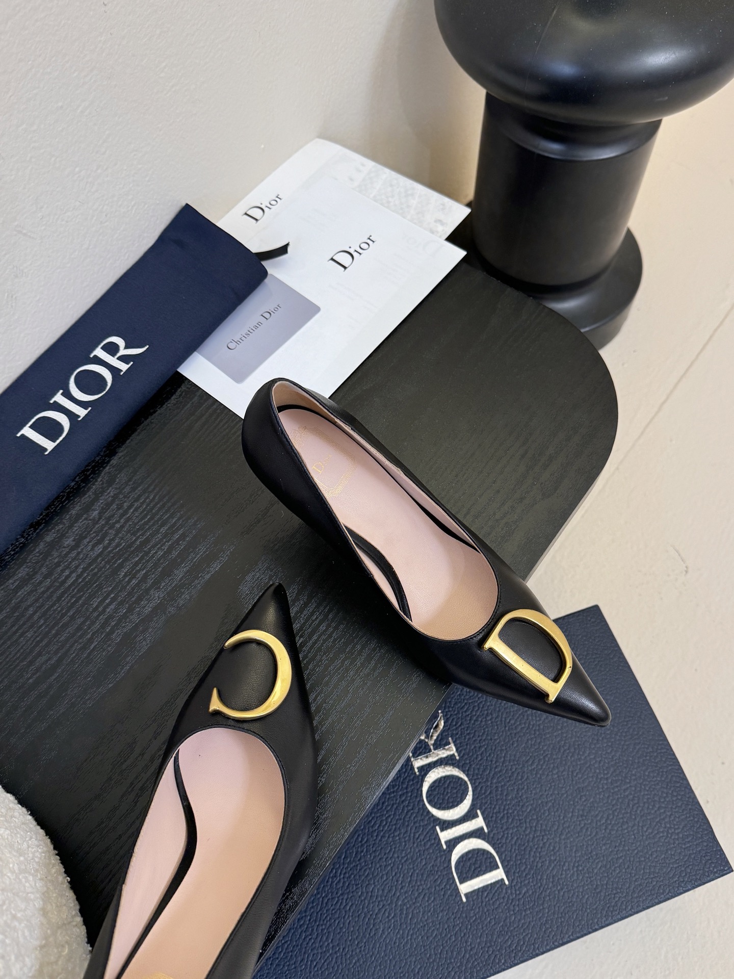 Dior/迪奥25WF新品CD金属扣尖头 高跟鞋单鞋这款鞋以利落廓形重塑女性力量美学鞋跟高度拿捏得宜 既