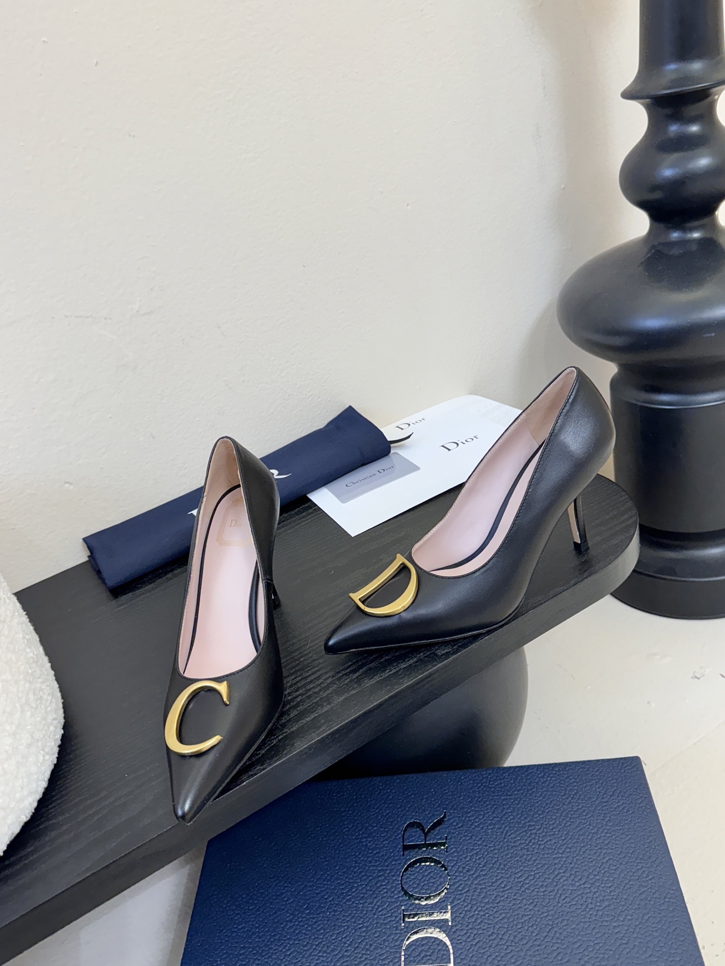 Dior/迪奥25WF新品CD金属扣尖头 高跟鞋单鞋这款鞋以利落廓形重塑女性力量美学鞋跟高度拿捏得宜 既