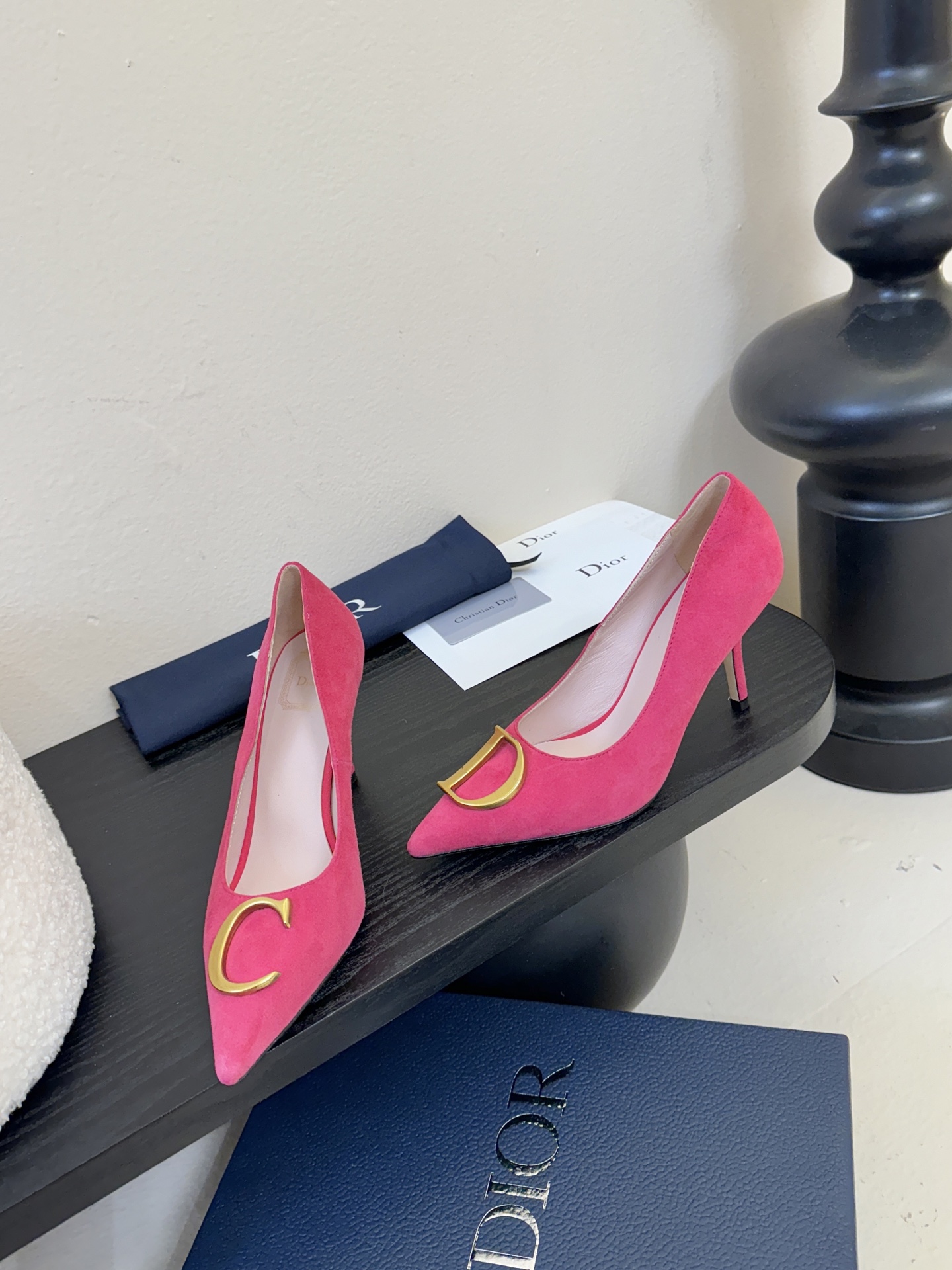 Dior/迪奥25WF新品CD金属扣尖头 高跟鞋单鞋这款鞋以利落廓形重塑女性力量美学鞋跟高度拿捏得宜 既