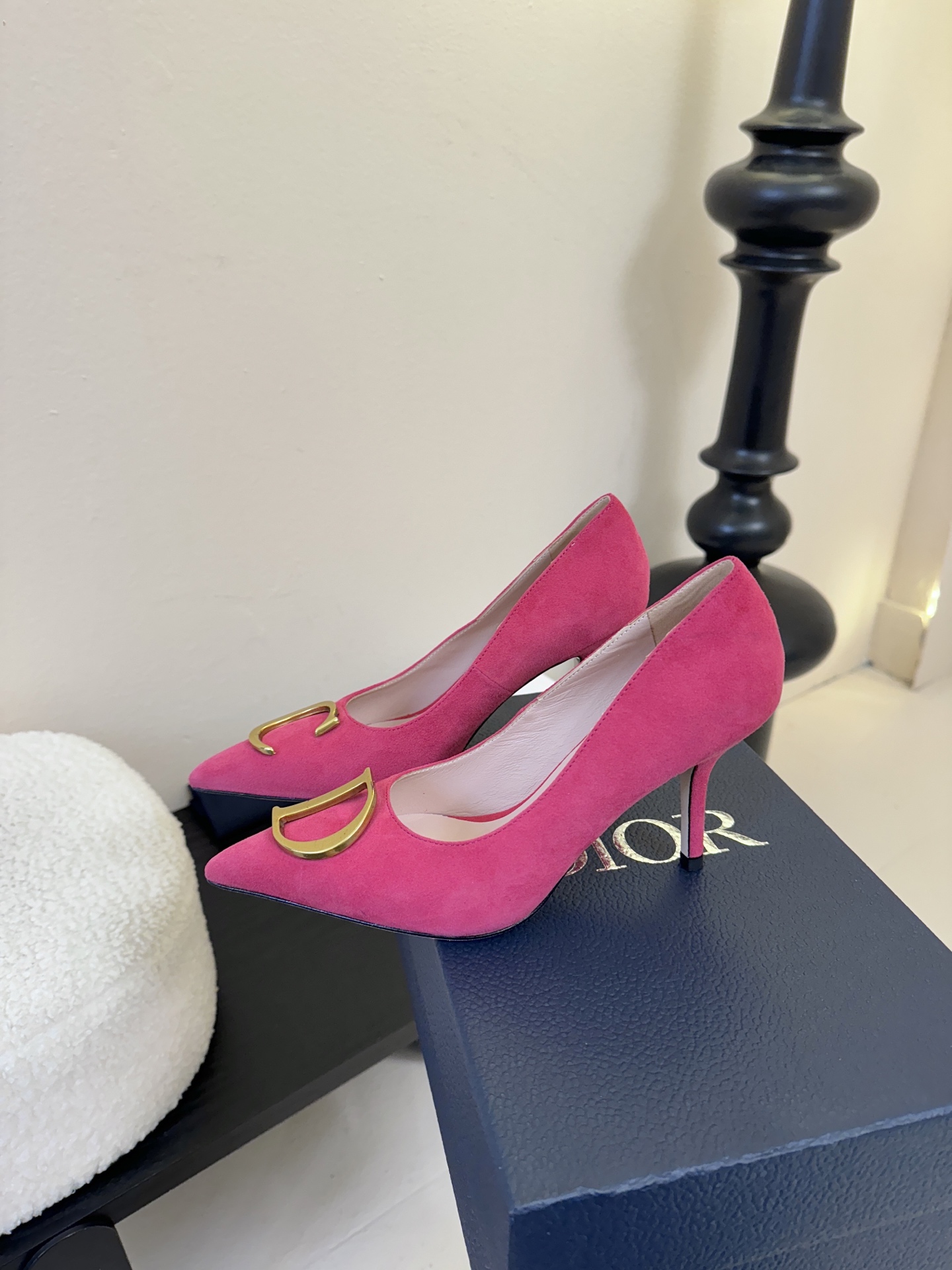 Dior/迪奥25WF新品CD金属扣尖头 高跟鞋单鞋这款鞋以利落廓形重塑女性力量美学鞋跟高度拿捏得宜 既