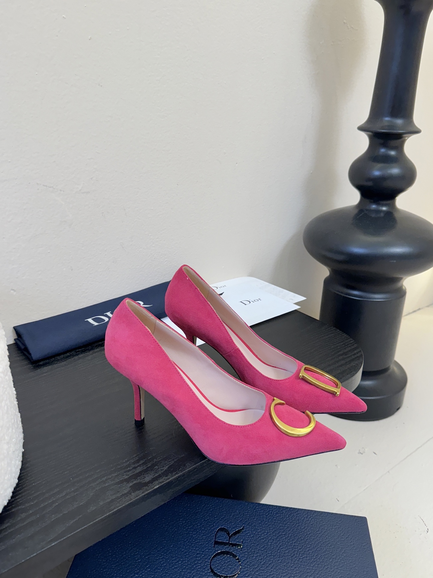 Dior/迪奥25WF新品CD金属扣尖头 高跟鞋单鞋这款鞋以利落廓形重塑女性力量美学鞋跟高度拿捏得宜 既