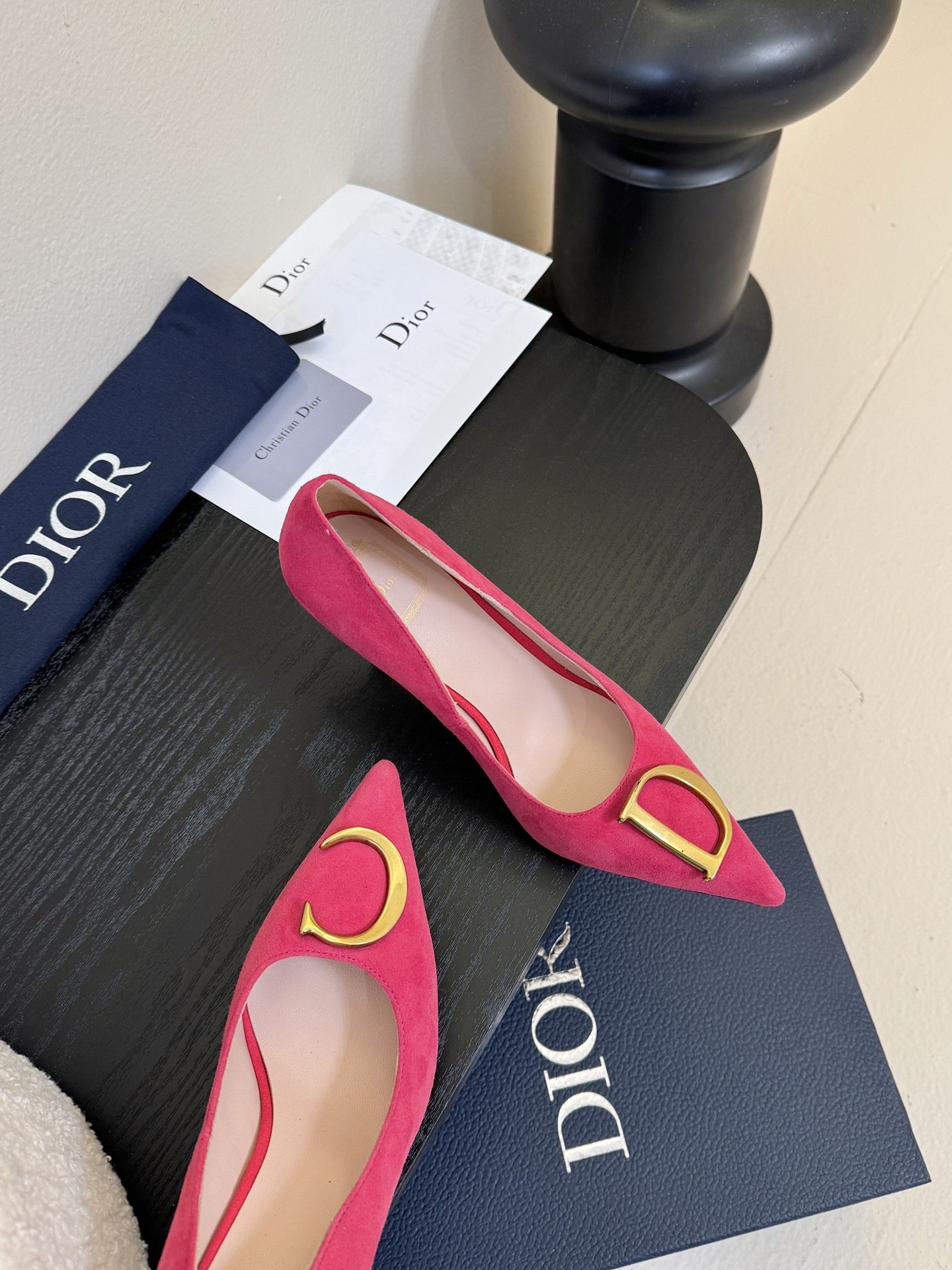 Dior/迪奥25WF新品CD金属扣尖头 高跟鞋单鞋这款鞋以利落廓形重塑女性力量美学鞋跟高度拿捏得宜 既