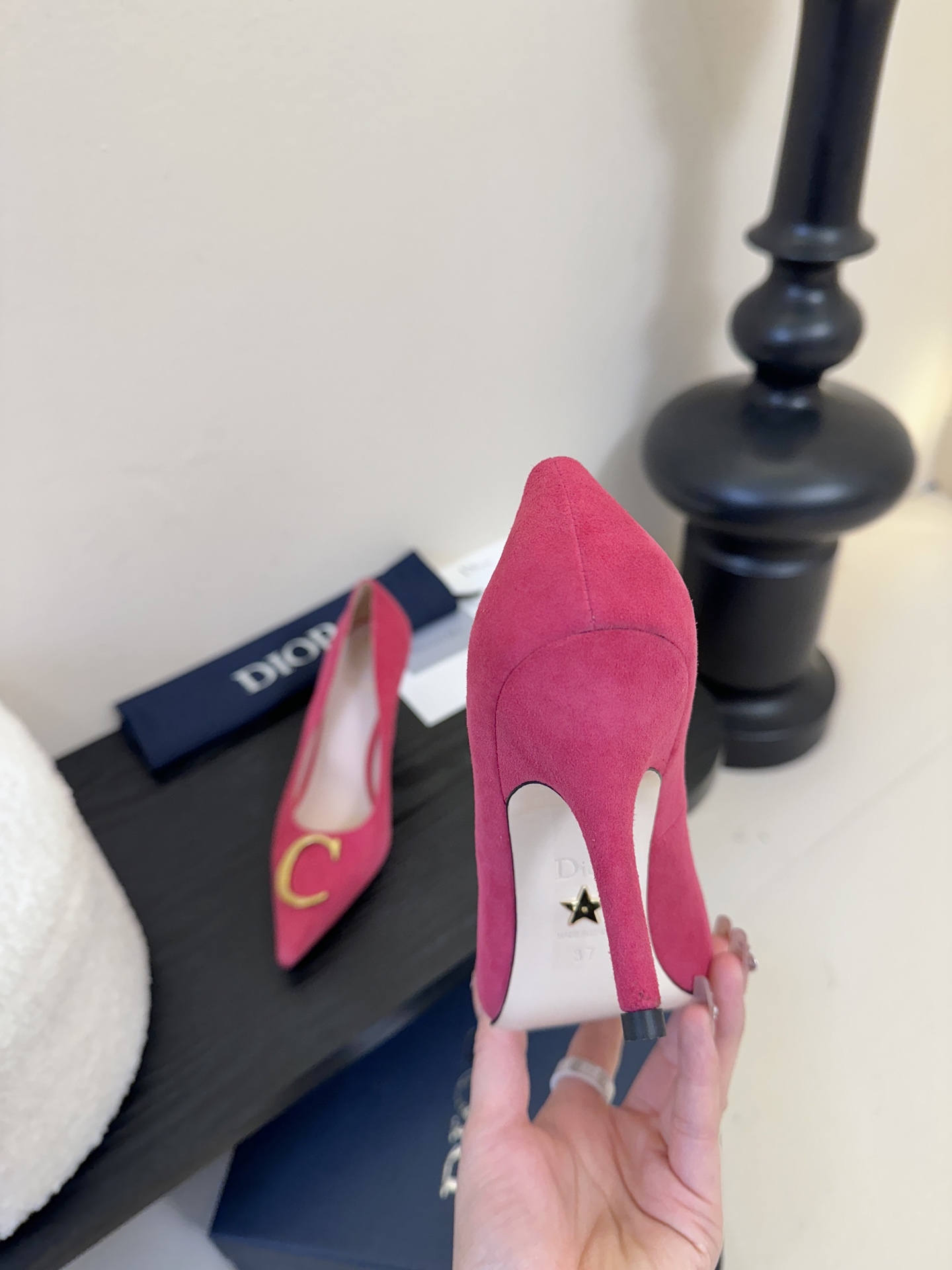 Dior/迪奥25WF新品CD金属扣尖头 高跟鞋单鞋这款鞋以利落廓形重塑女性力量美学鞋跟高度拿捏得宜 既