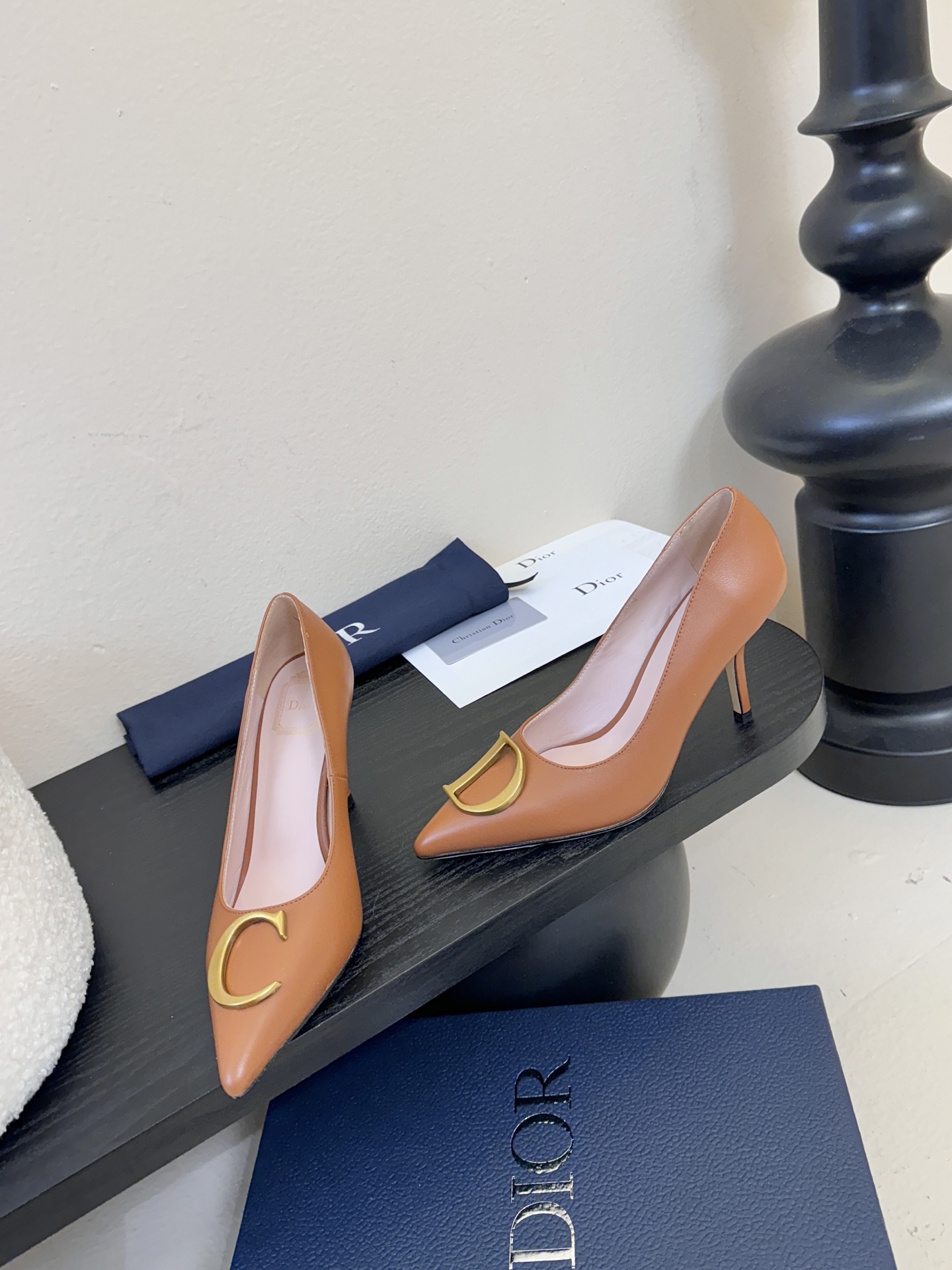 Dior/迪奥25WF新品CD金属扣尖头 高跟鞋单鞋这款鞋以利落廓形重塑女性力量美学鞋跟高度拿捏得宜 既