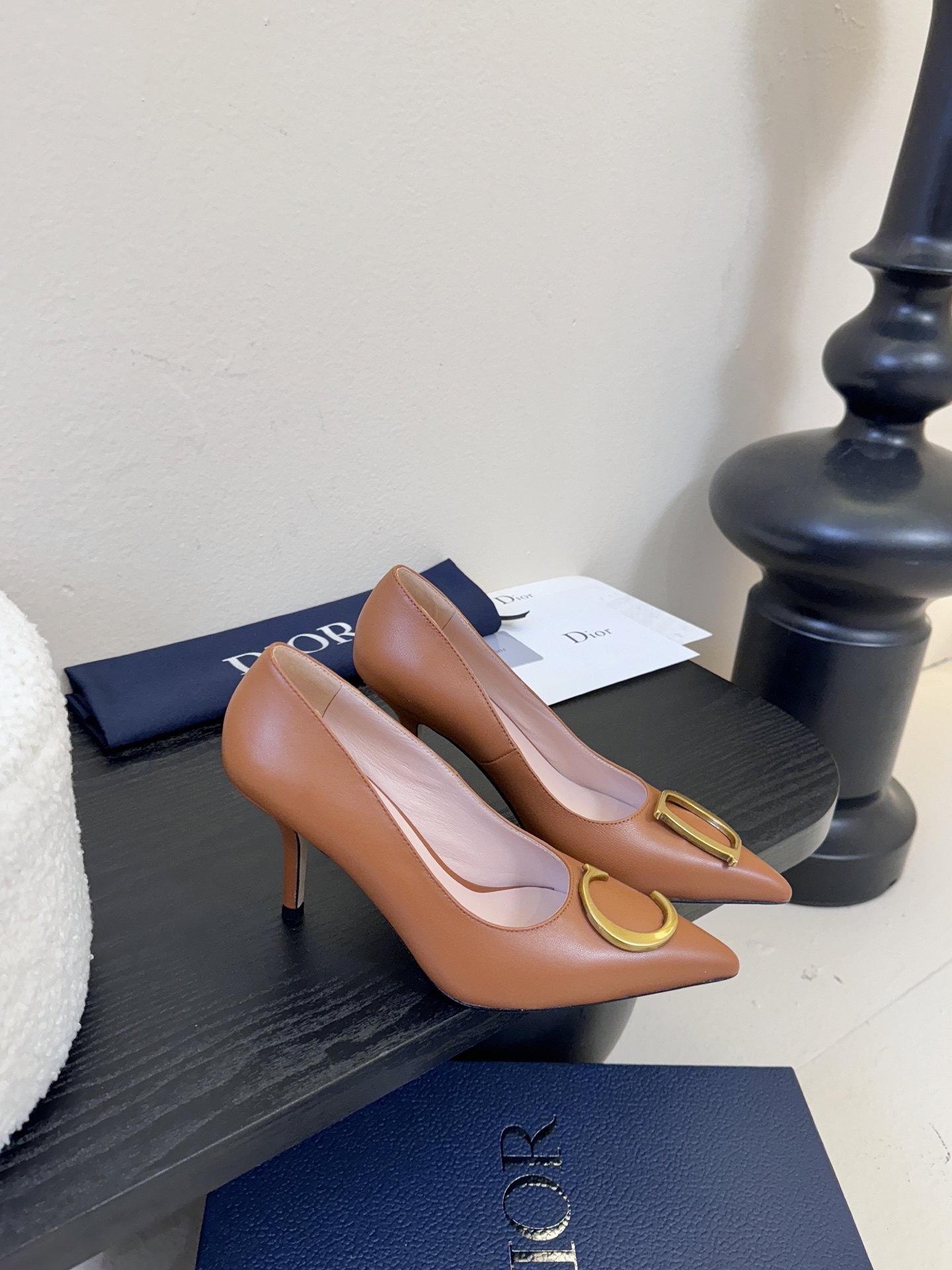 Dior/迪奥25WF新品CD金属扣尖头 高跟鞋单鞋这款鞋以利落廓形重塑女性力量美学鞋跟高度拿捏得宜 既