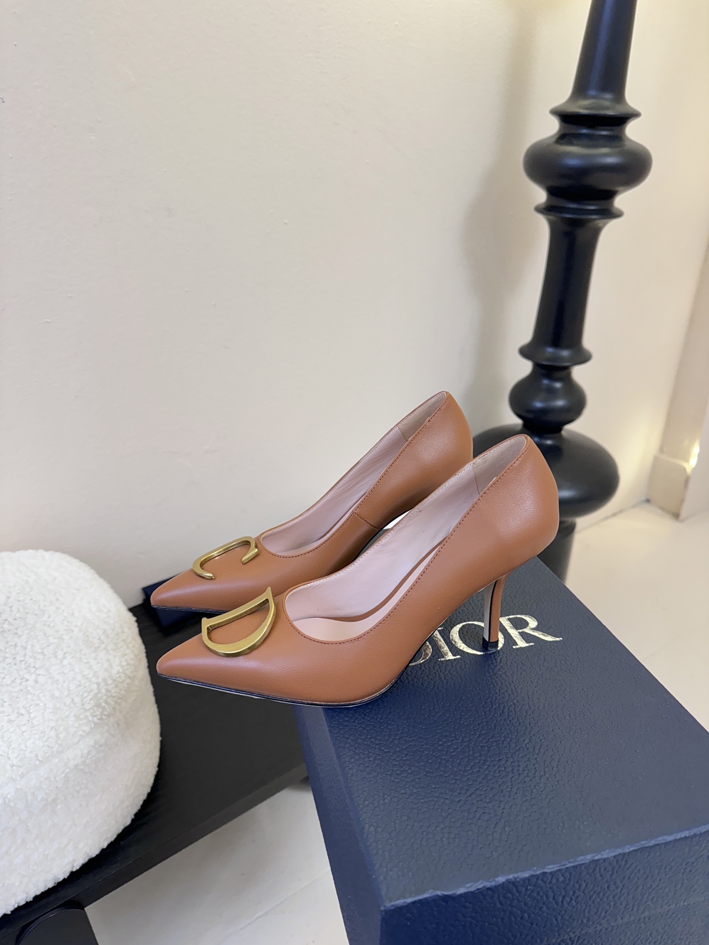 Dior/迪奥25WF新品CD金属扣尖头 高跟鞋单鞋这款鞋以利落廓形重塑女性力量美学鞋跟高度拿捏得宜 既