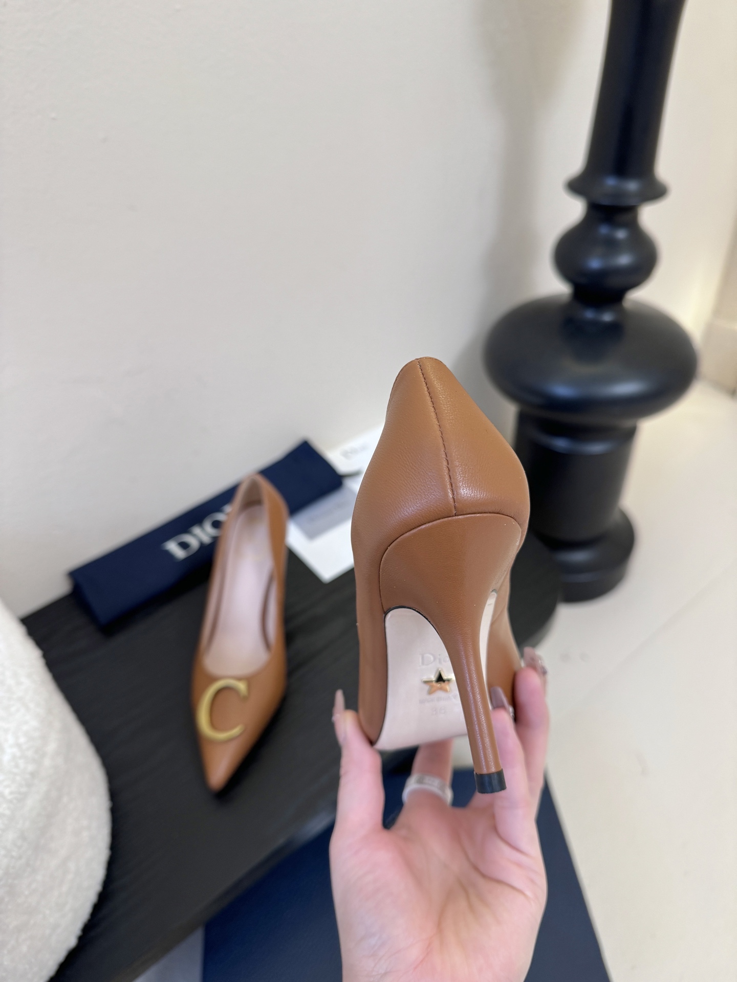 Dior/迪奥25WF新品CD金属扣尖头 高跟鞋单鞋这款鞋以利落廓形重塑女性力量美学鞋跟高度拿捏得宜 既