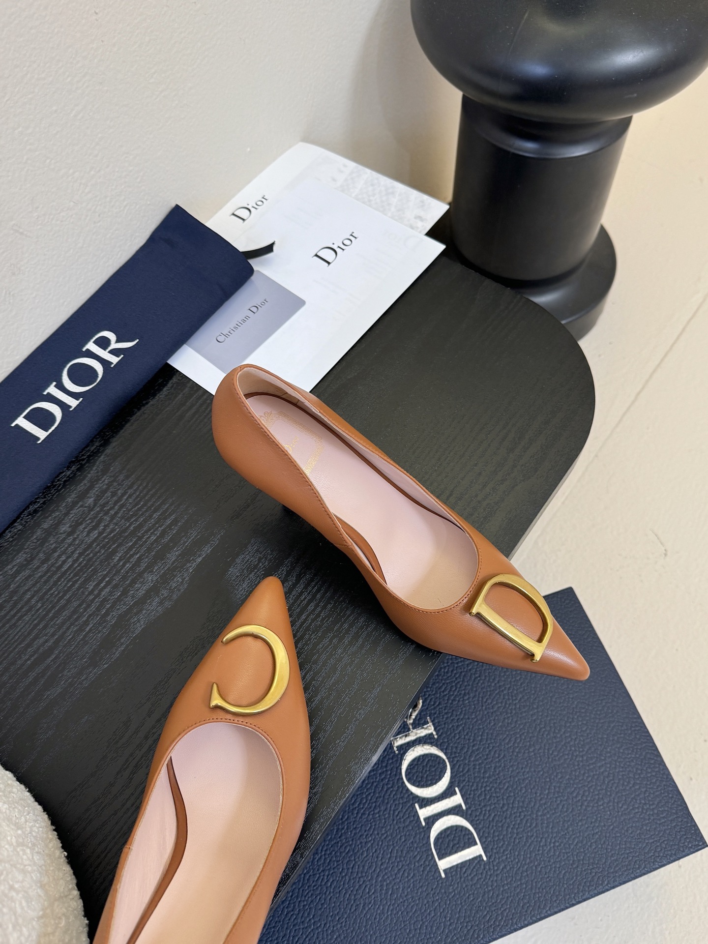 Dior/迪奥25WF新品CD金属扣尖头 高跟鞋单鞋这款鞋以利落廓形重塑女性力量美学鞋跟高度拿捏得宜 既