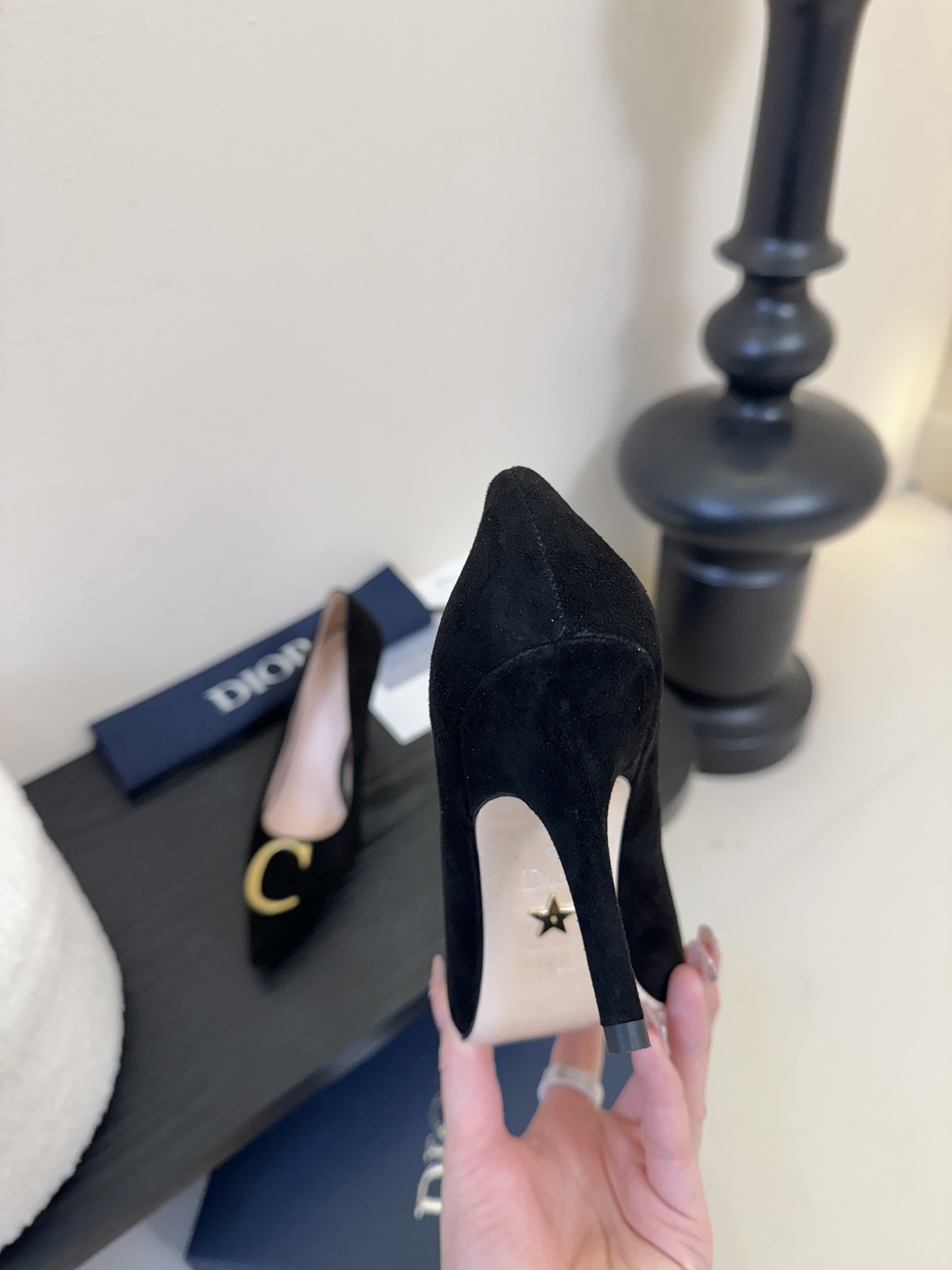 Dior/迪奥25WF新品CD金属扣尖头 高跟鞋单鞋这款鞋以利落廓形重塑女性力量美学鞋跟高度拿捏得宜 既