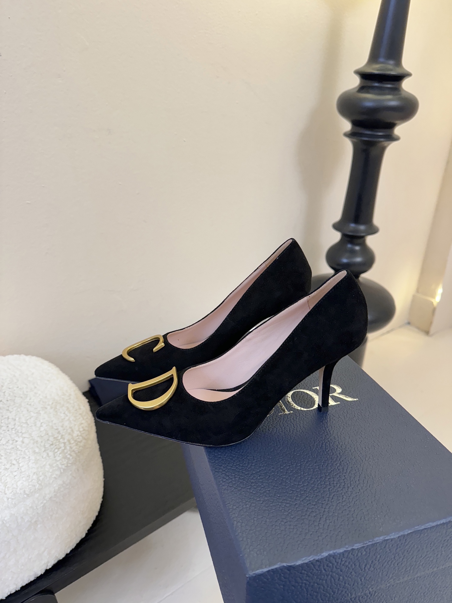 Dior/迪奥25WF新品CD金属扣尖头 高跟鞋单鞋这款鞋以利落廓形重塑女性力量美学鞋跟高度拿捏得宜 既