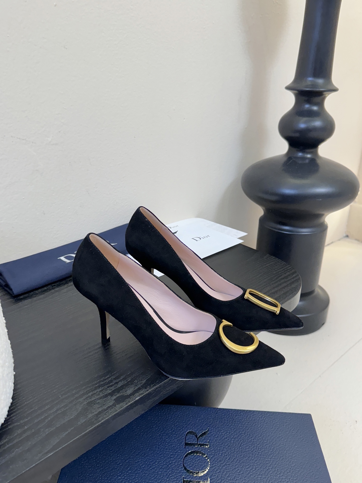 Dior/迪奥25WF新品CD金属扣尖头 高跟鞋单鞋这款鞋以利落廓形重塑女性力量美学鞋跟高度拿捏得宜 既