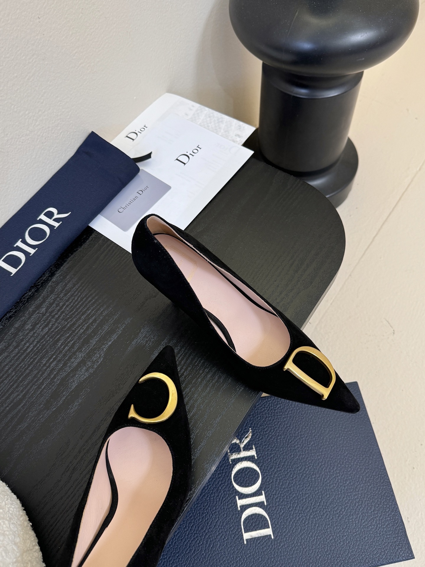 Dior/迪奥25WF新品CD金属扣尖头 高跟鞋单鞋这款鞋以利落廓形重塑女性力量美学鞋跟高度拿捏得宜 既