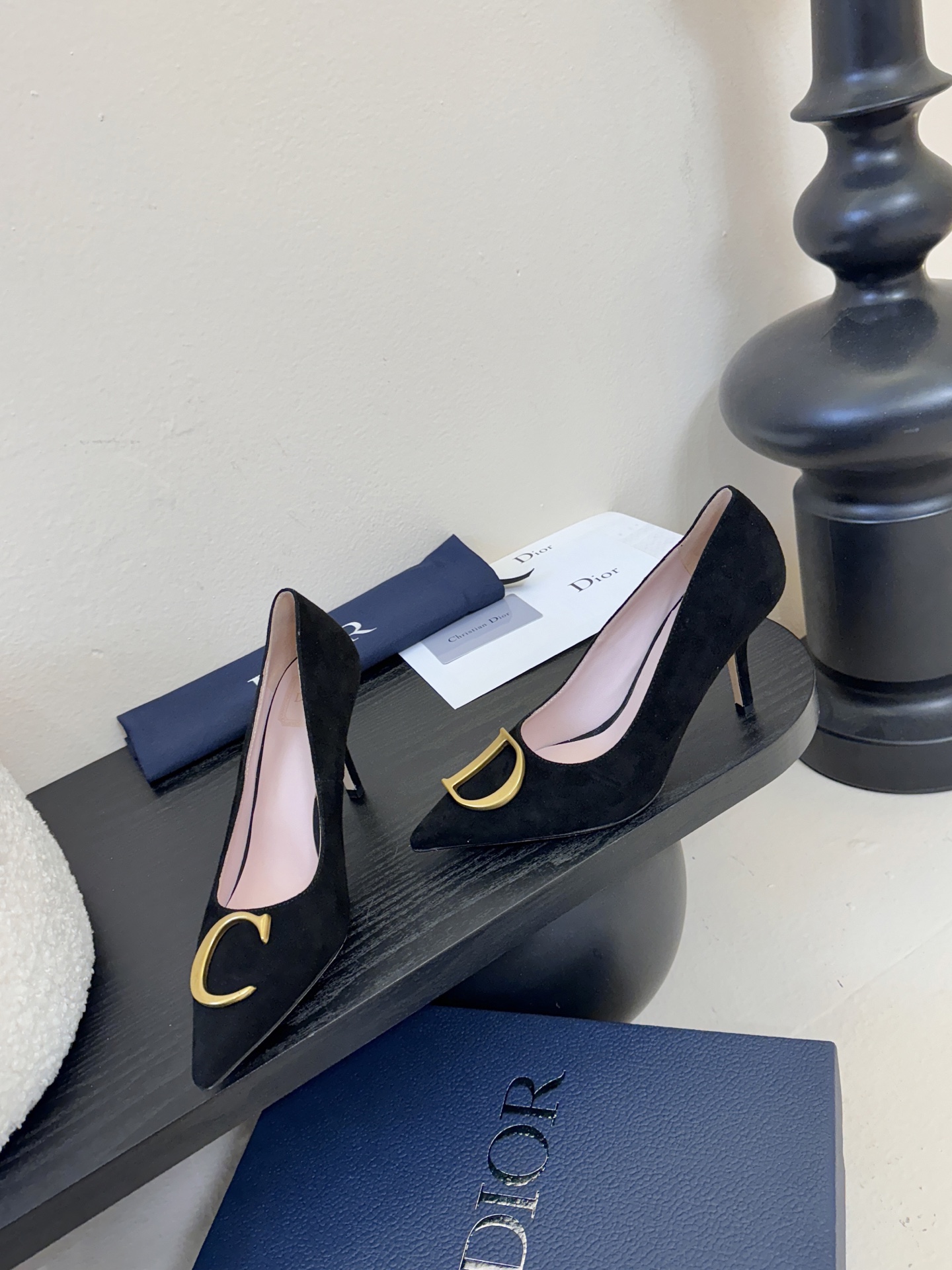 Dior/迪奥25WF新品CD金属扣尖头 高跟鞋单鞋这款鞋以利落廓形重塑女性力量美学鞋跟高度拿捏得宜 既