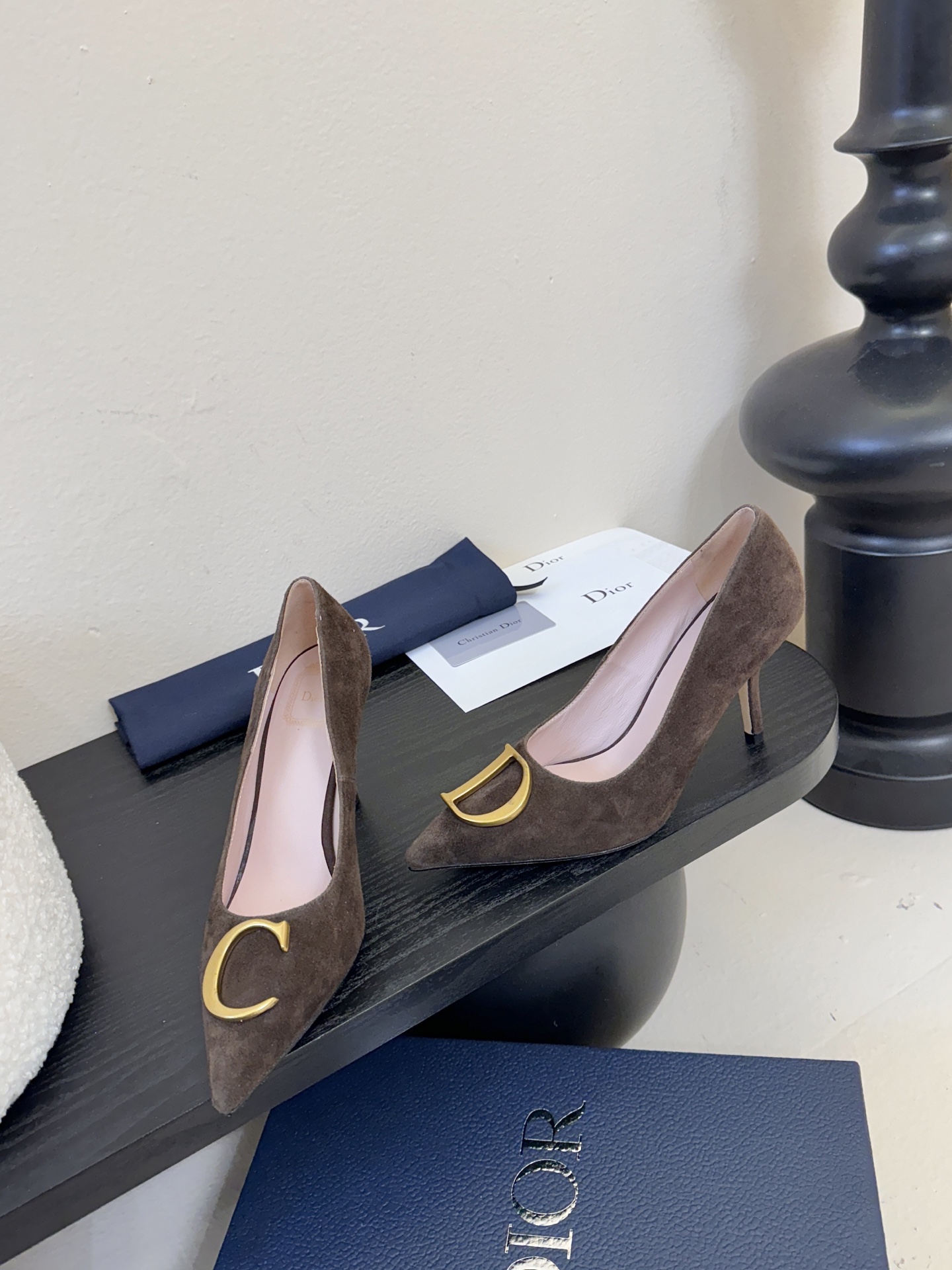 Dior/迪奥25WF新品CD金属扣尖头 高跟鞋单鞋这款鞋以利落廓形重塑女性力量美学鞋跟高度拿捏得宜 既