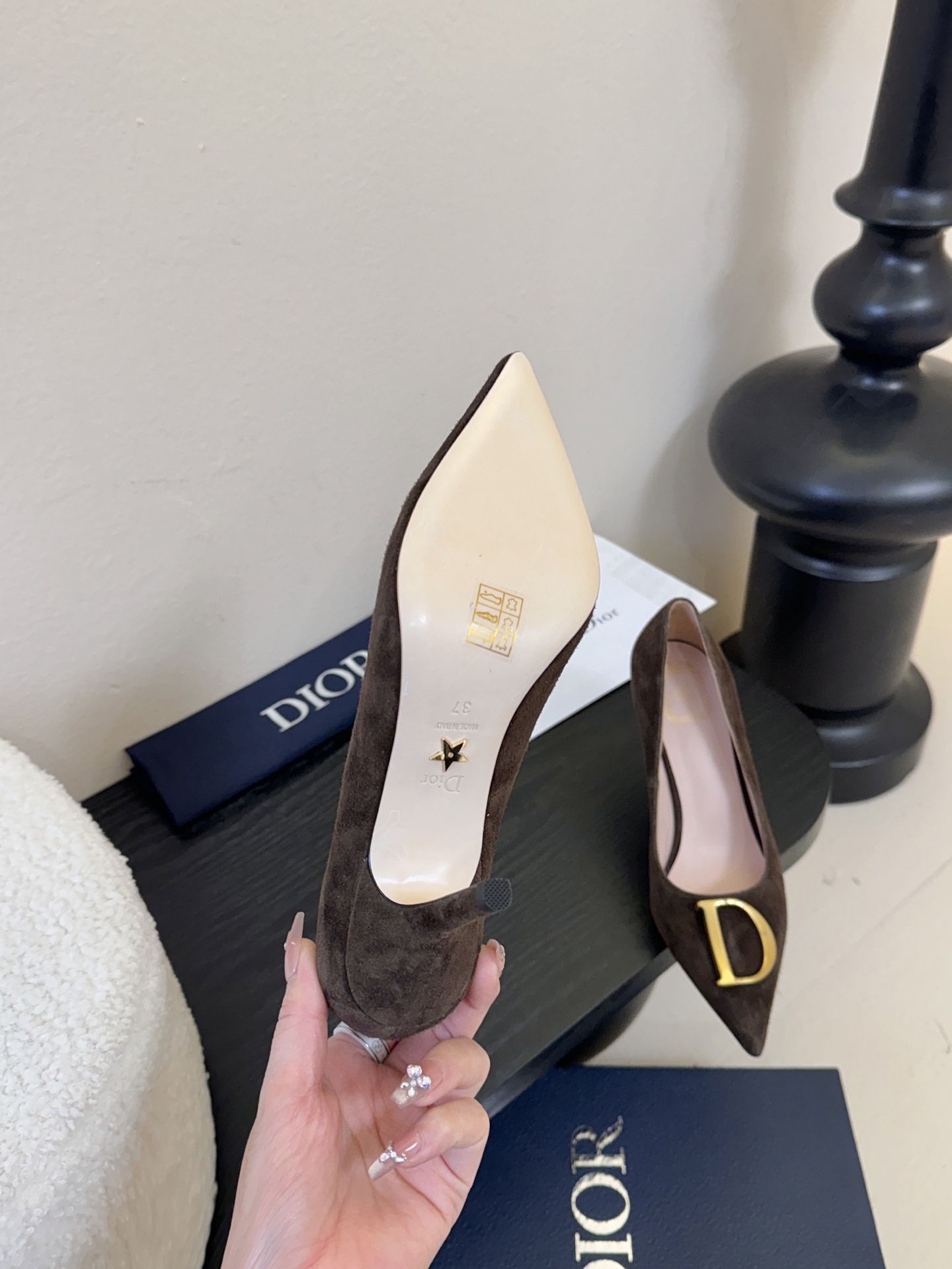 Dior/迪奥25WF新品CD金属扣尖头 高跟鞋单鞋这款鞋以利落廓形重塑女性力量美学鞋跟高度拿捏得宜 既