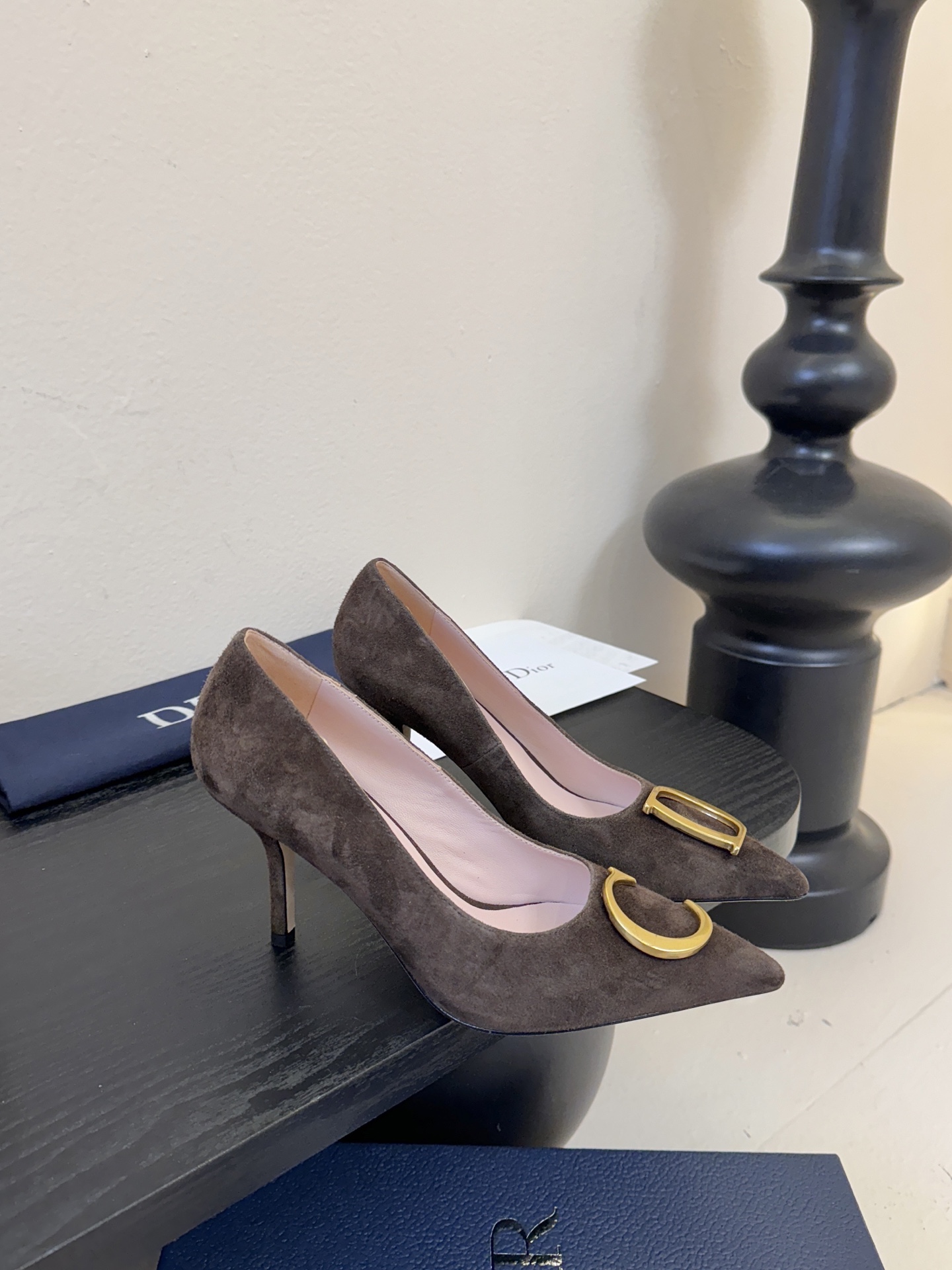 Dior/迪奥25WF新品CD金属扣尖头 高跟鞋单鞋这款鞋以利落廓形重塑女性力量美学鞋跟高度拿捏得宜 既