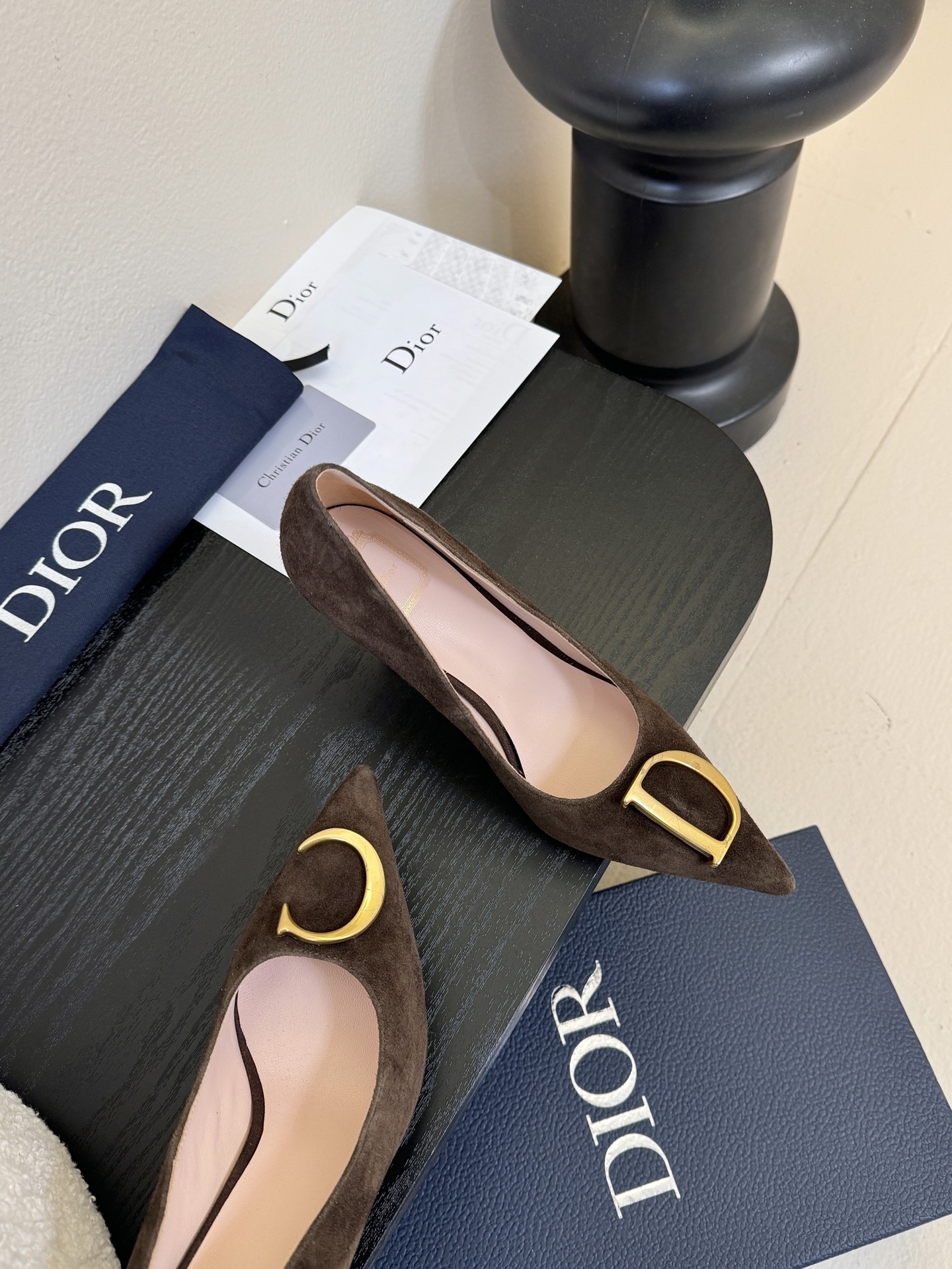 Dior/迪奥25WF新品CD金属扣尖头 高跟鞋单鞋这款鞋以利落廓形重塑女性力量美学鞋跟高度拿捏得宜 既