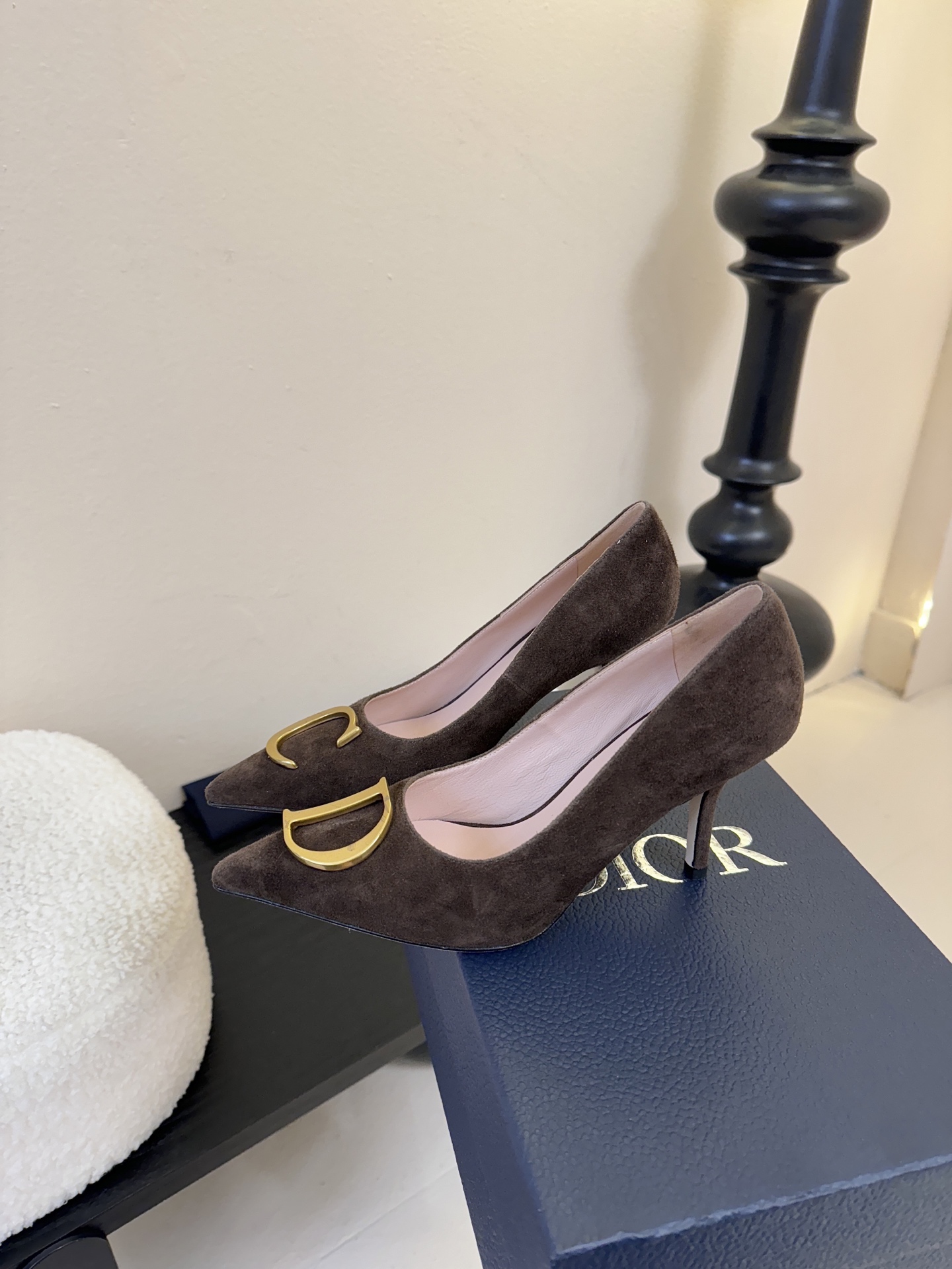 Dior/迪奥25WF新品CD金属扣尖头 高跟鞋单鞋这款鞋以利落廓形重塑女性力量美学鞋跟高度拿捏得宜 既