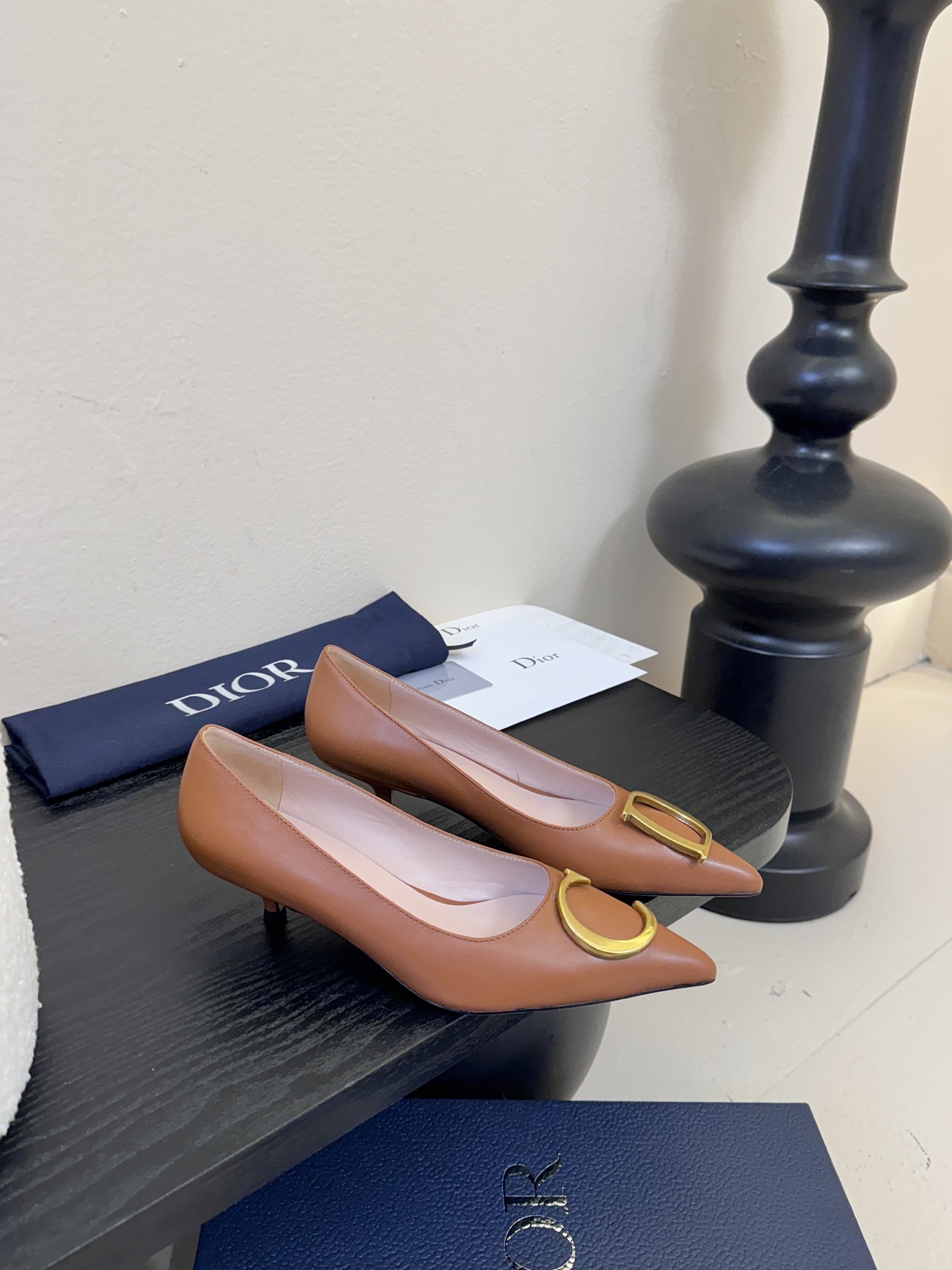 Dior/迪奥25WF新品CD金属扣尖头 高跟鞋单鞋这款鞋以利落廓形重塑女性力量美学鞋跟高度拿捏得宜 既