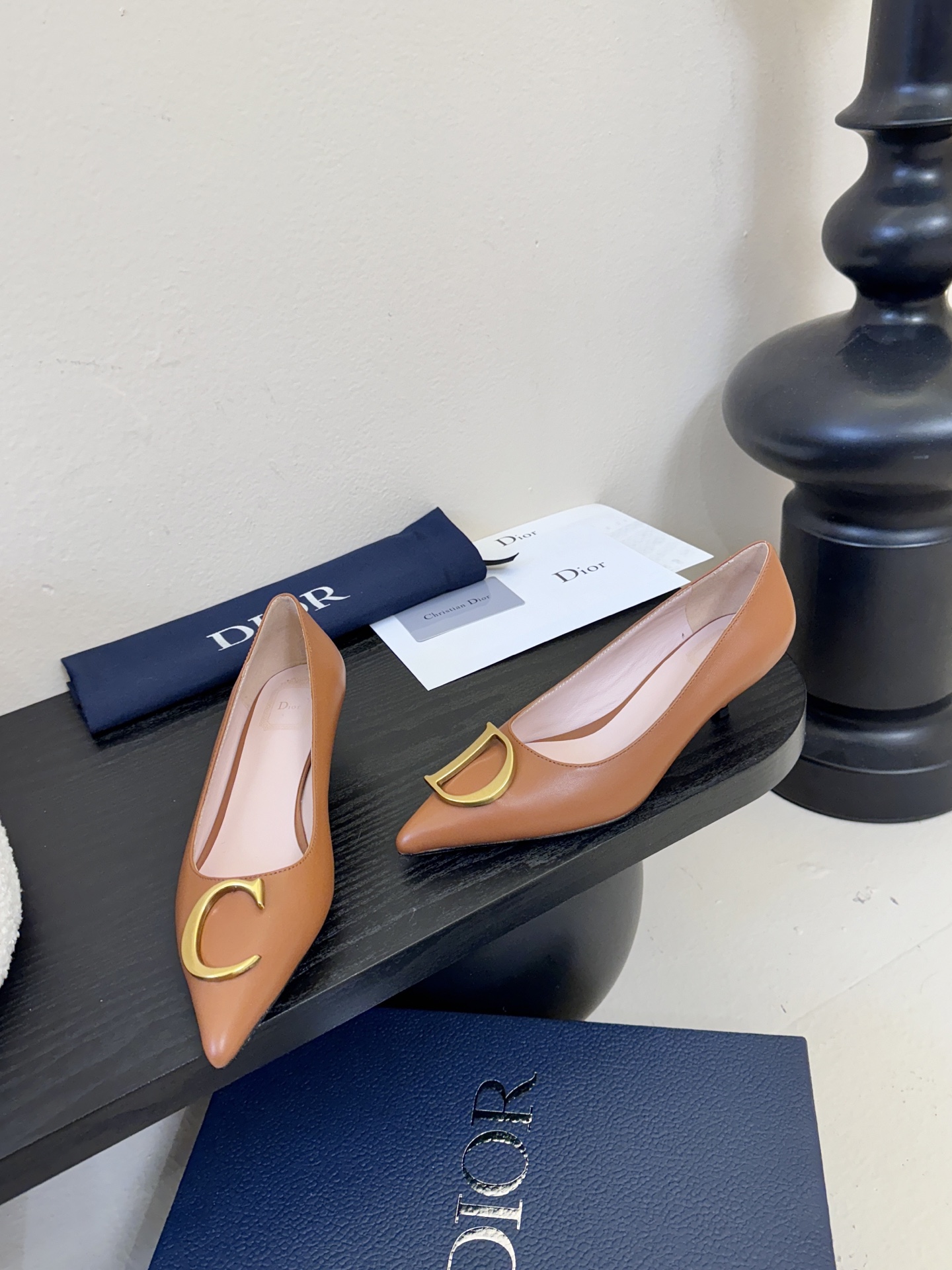 Dior/迪奥25WF新品CD金属扣尖头 高跟鞋单鞋这款鞋以利落廓形重塑女性力量美学鞋跟高度拿捏得宜 既