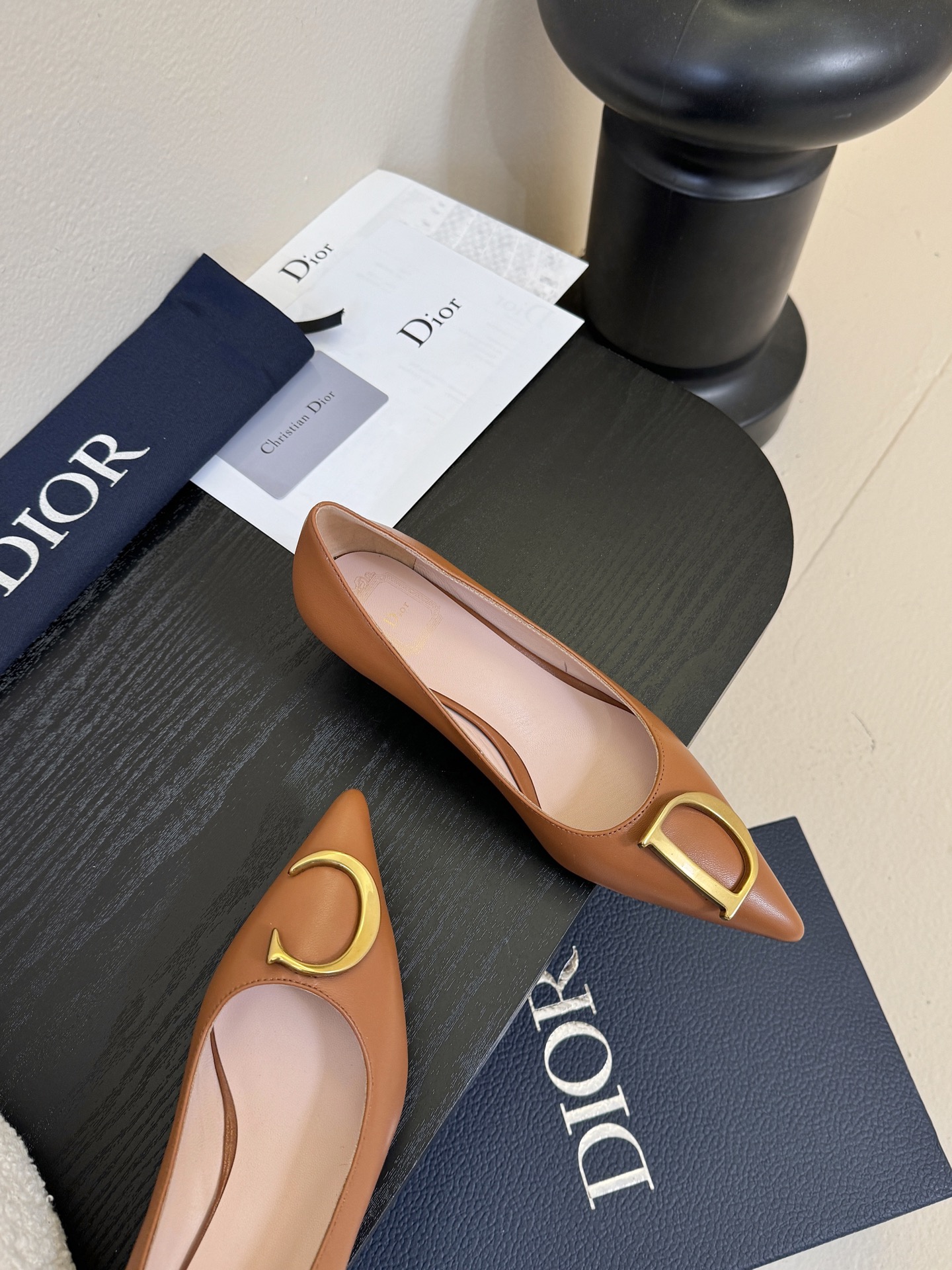 Dior/迪奥25WF新品CD金属扣尖头 高跟鞋单鞋这款鞋以利落廓形重塑女性力量美学鞋跟高度拿捏得宜 既