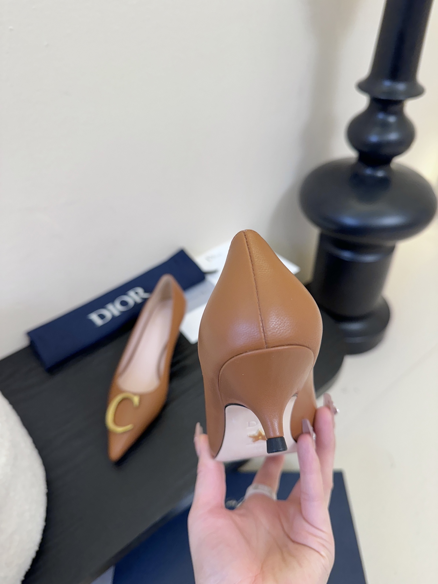 Dior/迪奥25WF新品CD金属扣尖头 高跟鞋单鞋这款鞋以利落廓形重塑女性力量美学鞋跟高度拿捏得宜 既