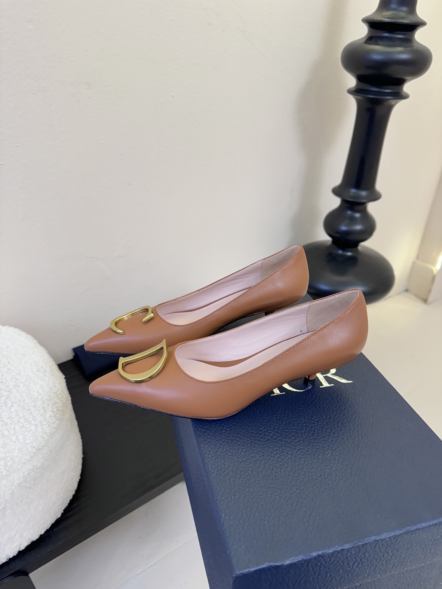 Dior/迪奥25WF新品CD金属扣尖头 高跟鞋单鞋这款鞋以利落廓形重塑女性力量美学鞋跟高度拿捏得宜 既