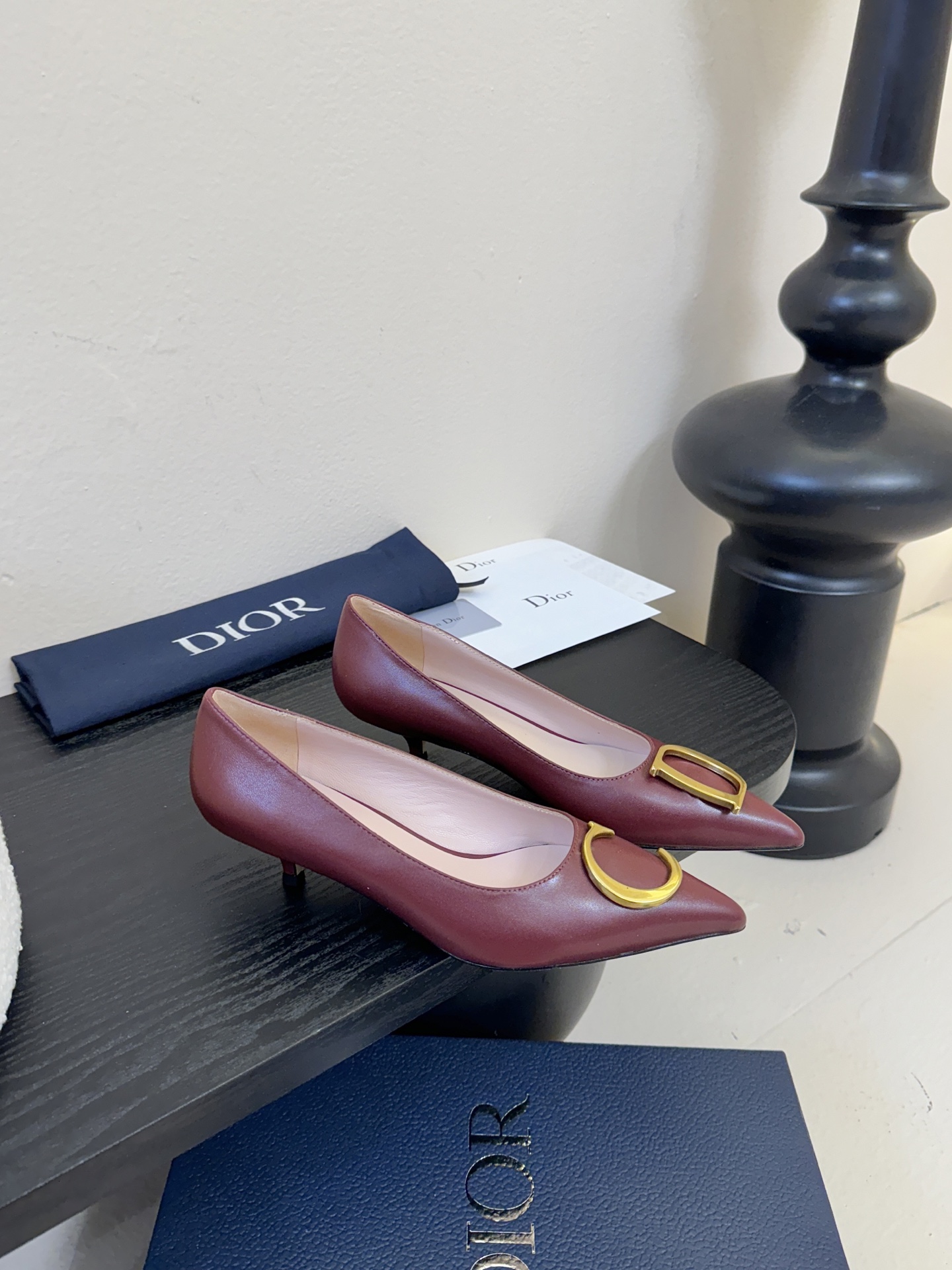 Dior/迪奥25WF新品CD金属扣尖头 高跟鞋单鞋这款鞋以利落廓形重塑女性力量美学鞋跟高度拿捏得宜 既