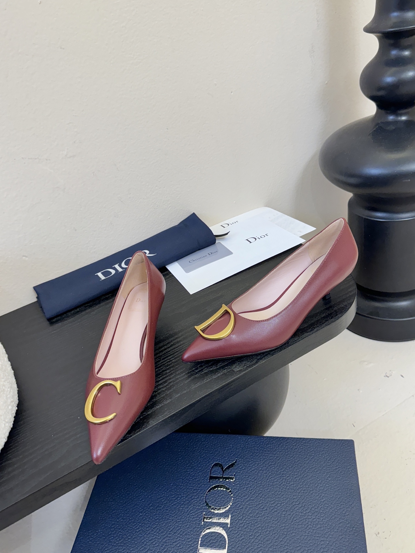 Dior/迪奥25WF新品CD金属扣尖头 高跟鞋单鞋这款鞋以利落廓形重塑女性力量美学鞋跟高度拿捏得宜 既