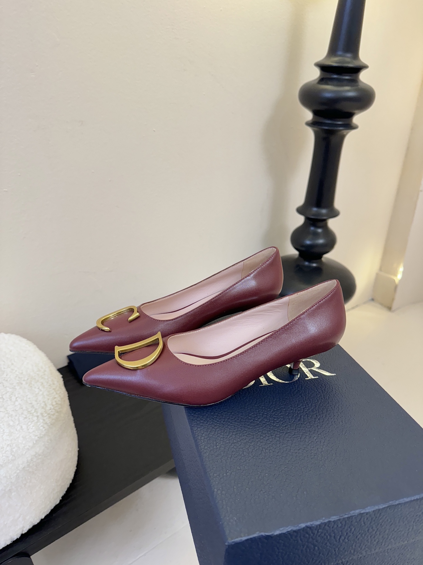 Dior/迪奥25WF新品CD金属扣尖头 高跟鞋单鞋这款鞋以利落廓形重塑女性力量美学鞋跟高度拿捏得宜 既