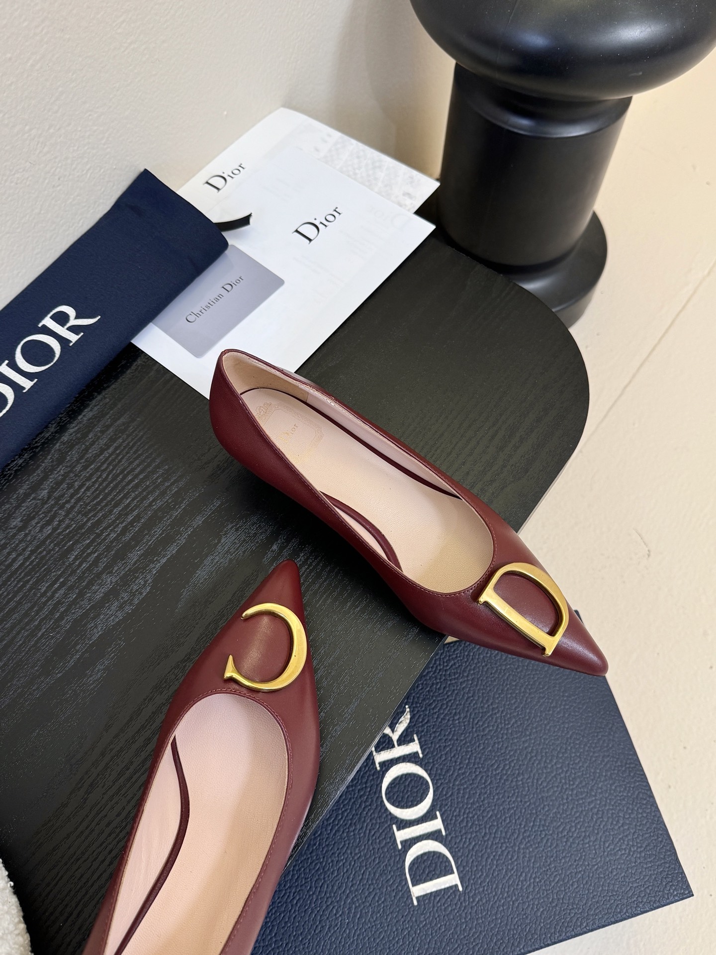 Dior/迪奥25WF新品CD金属扣尖头 高跟鞋单鞋这款鞋以利落廓形重塑女性力量美学鞋跟高度拿捏得宜 既