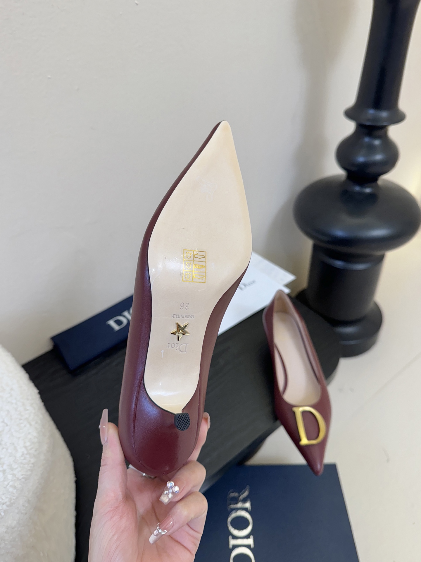 Dior/迪奥25WF新品CD金属扣尖头 高跟鞋单鞋这款鞋以利落廓形重塑女性力量美学鞋跟高度拿捏得宜 既