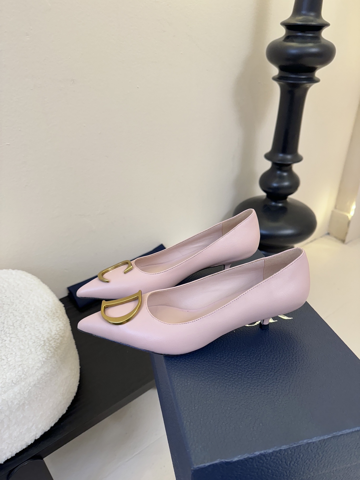 Dior/迪奥25WF新品CD金属扣尖头 高跟鞋单鞋这款鞋以利落廓形重塑女性力量美学鞋跟高度拿捏得宜 既